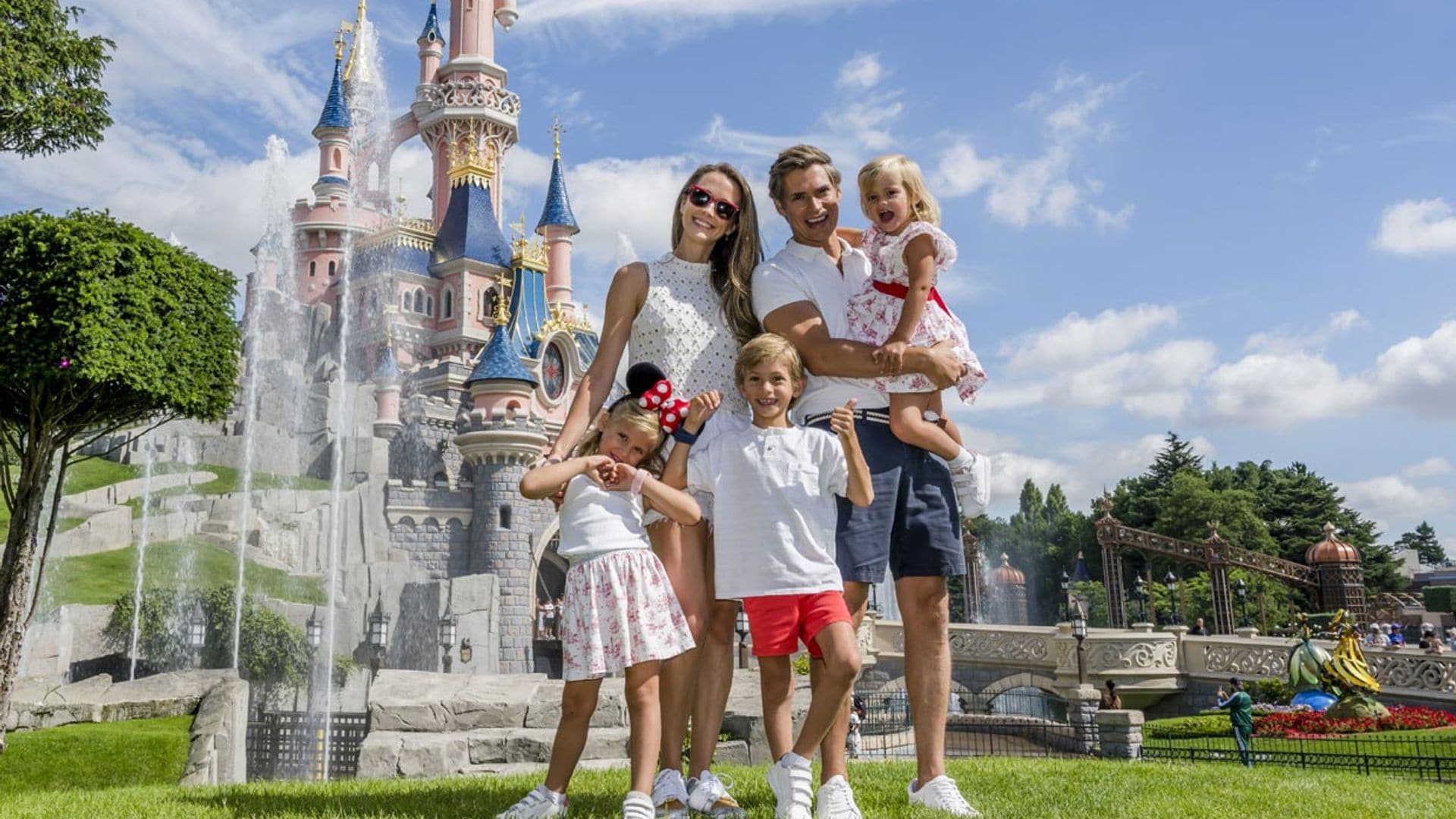 Carlos Baute y Astrid Klisans se divierten con sus hjos en Disneyland París