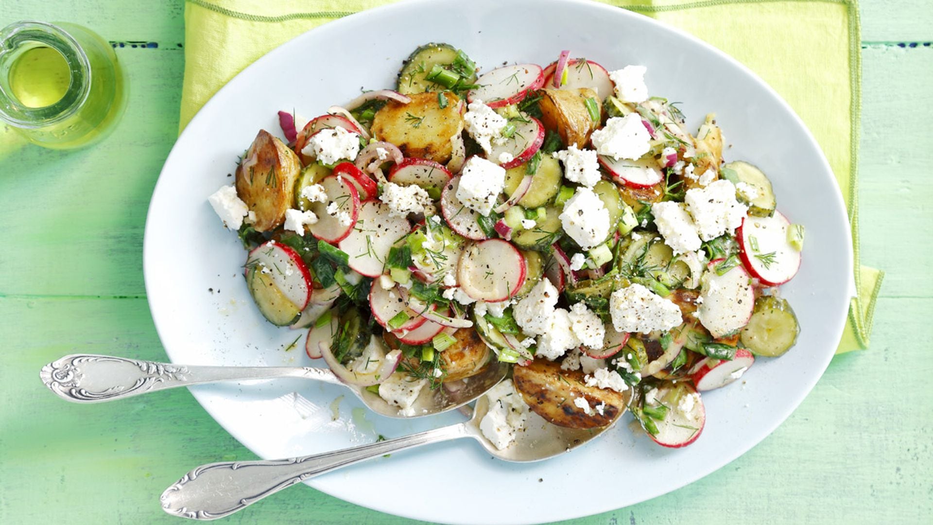 Ensalada de patatas asadas con queso de cabra y rabanitos