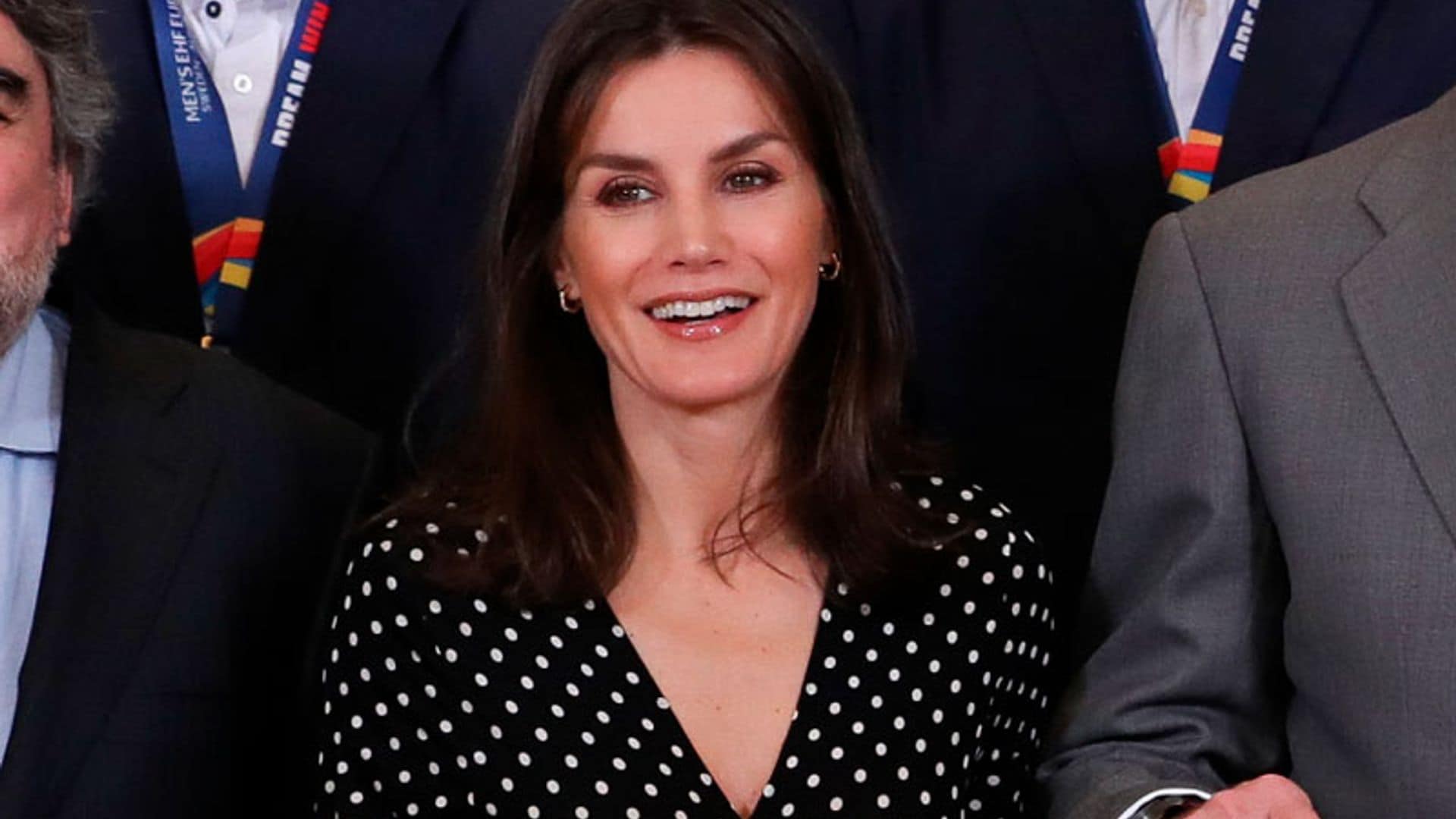 Doña Letizia estrena el vestido de lunares que faltaba en su colección