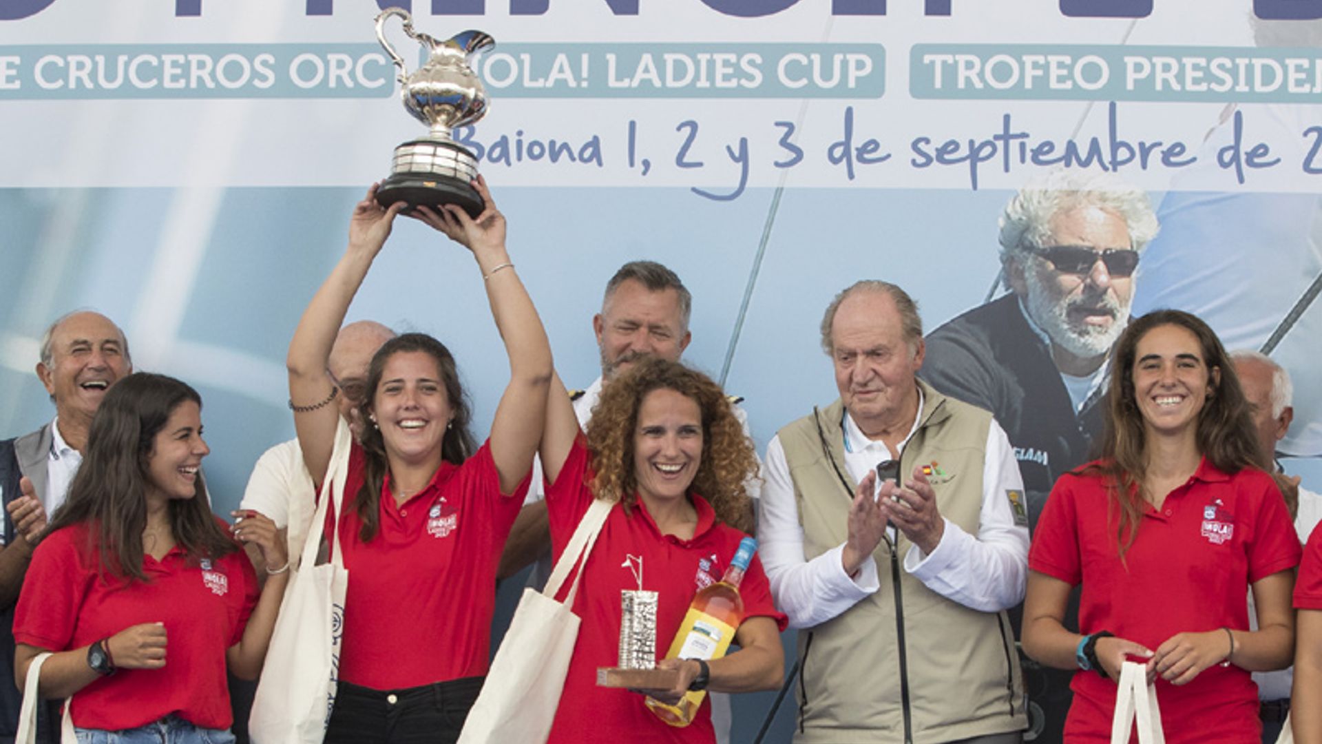 El Rey Juan Carlos entrega el premio a la tripulación ganadora de la ¡HOLA! Ladies Cup