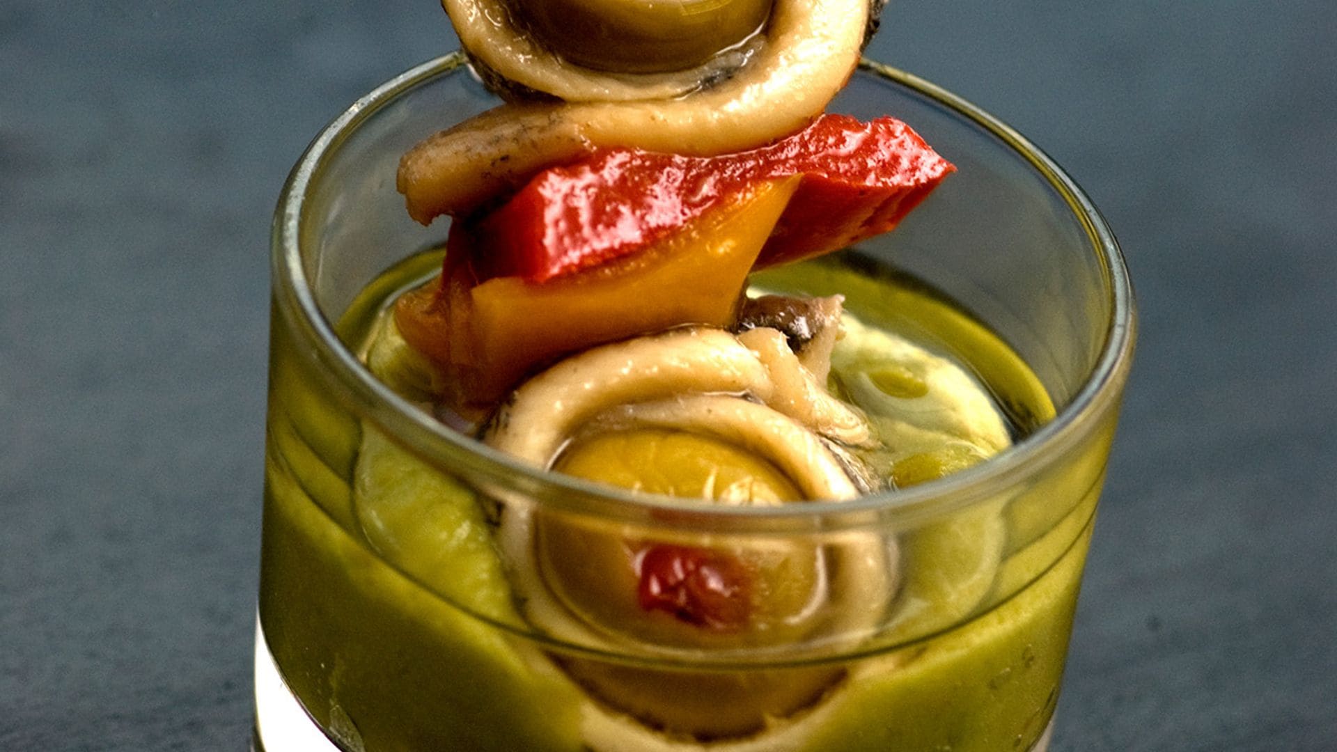 Chupito de aceitunas con boquerones y pimiento