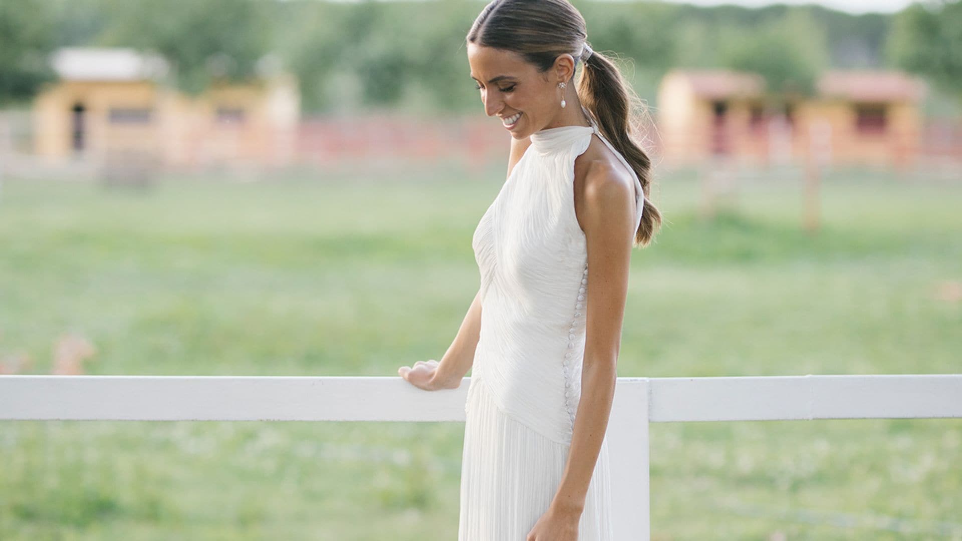 Un vestido de novia plisado, desmontable y con escote 'halter' para la boda de Marta en Toledo