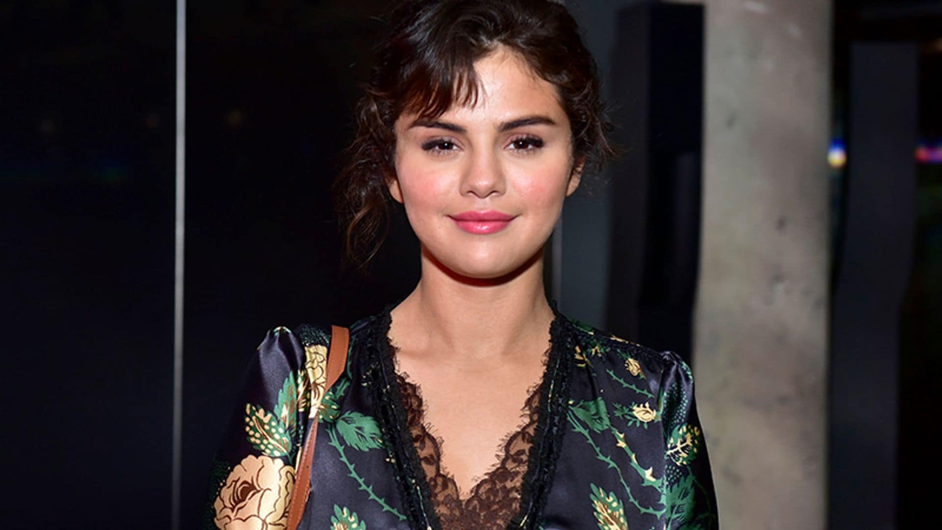 La crema de farmacia recomendada por la estilista de Selena Gomez