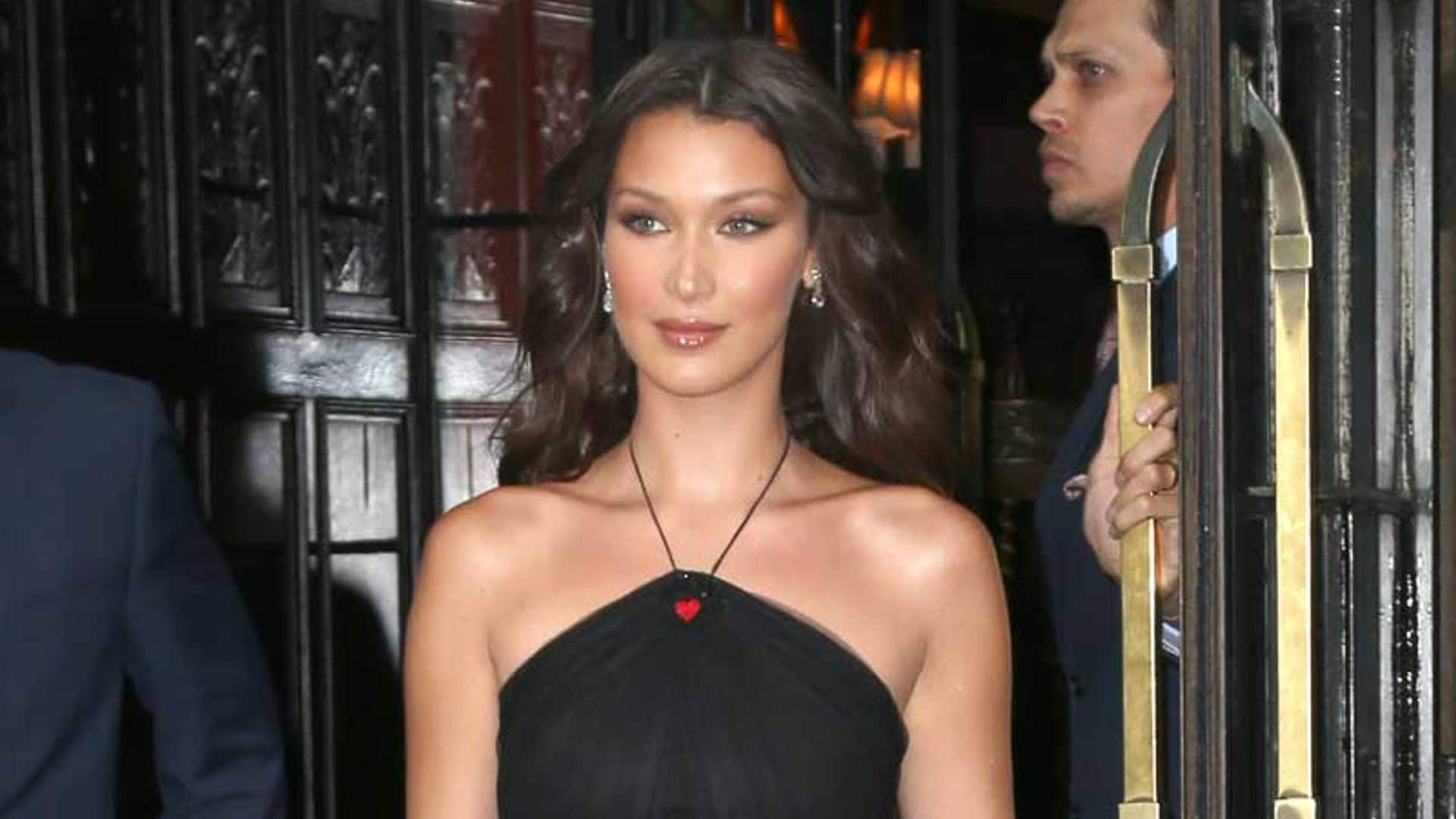 Bella Hadid reinventa el 'look lady' a golpe de transparencias