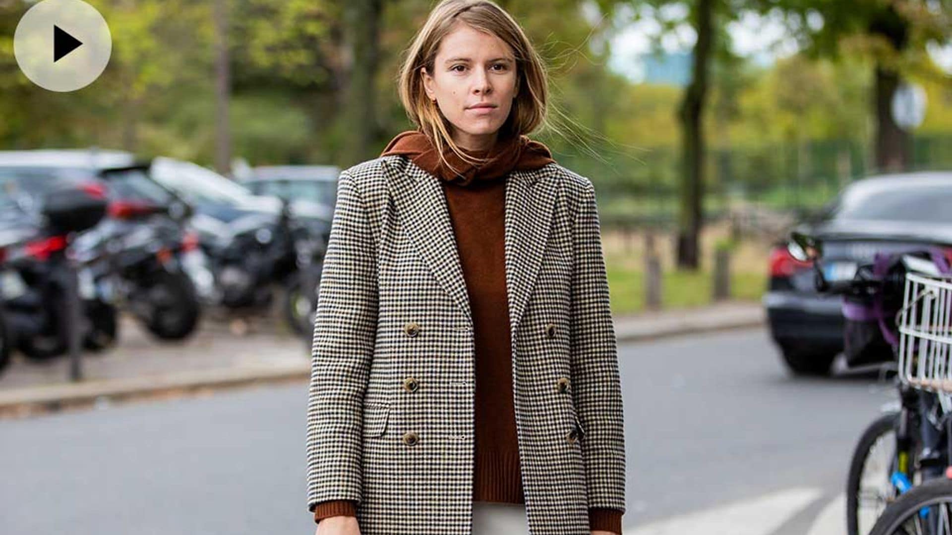 La sudadera es el relevo de la camisa blanca y la prenda clave para renovar tu look