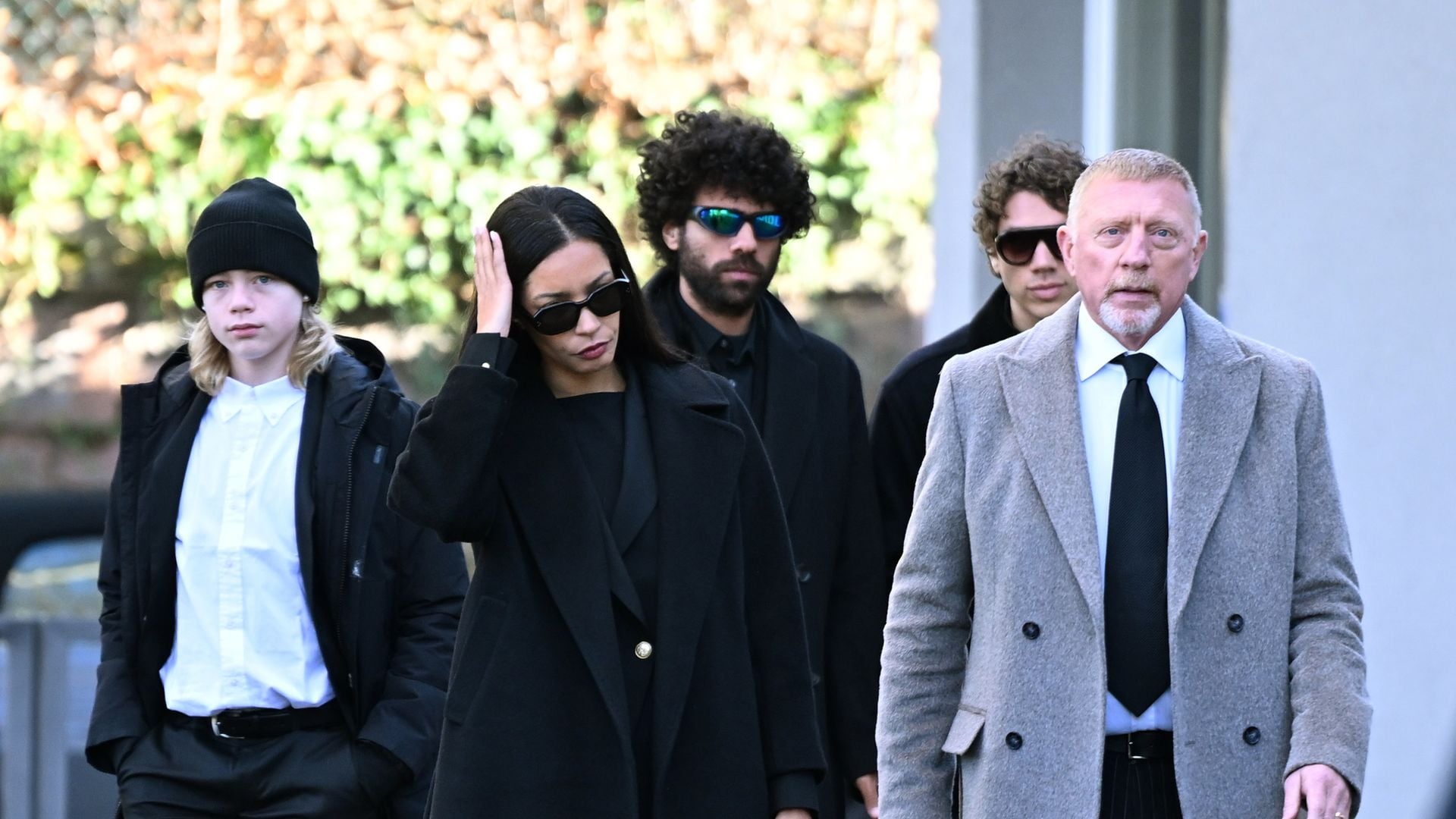 Boris Becker, arropado por su esposa y sus hijos Noah, Elias y Amadeus, en el último adiós a su madre