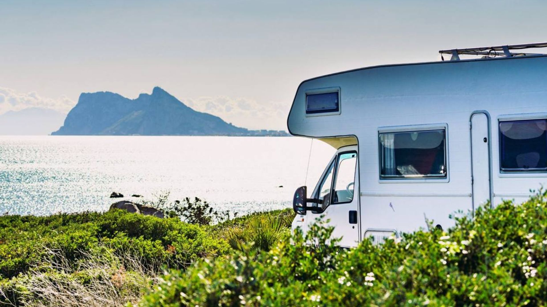 autocaravana en la costa espanola frente a gibraltar