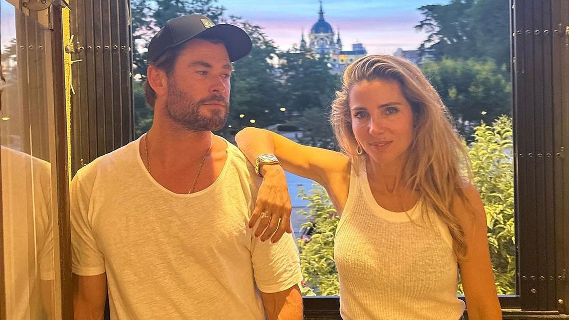 Elsa Pataky sorprende con un vestido estampado y alpargatas para su cita romántica en Madrid