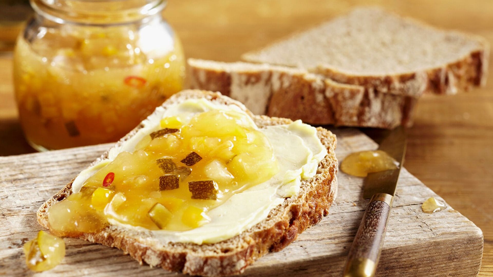 Tostas de pan integral con mantequilla y 'chutney' de calabacín y manzana