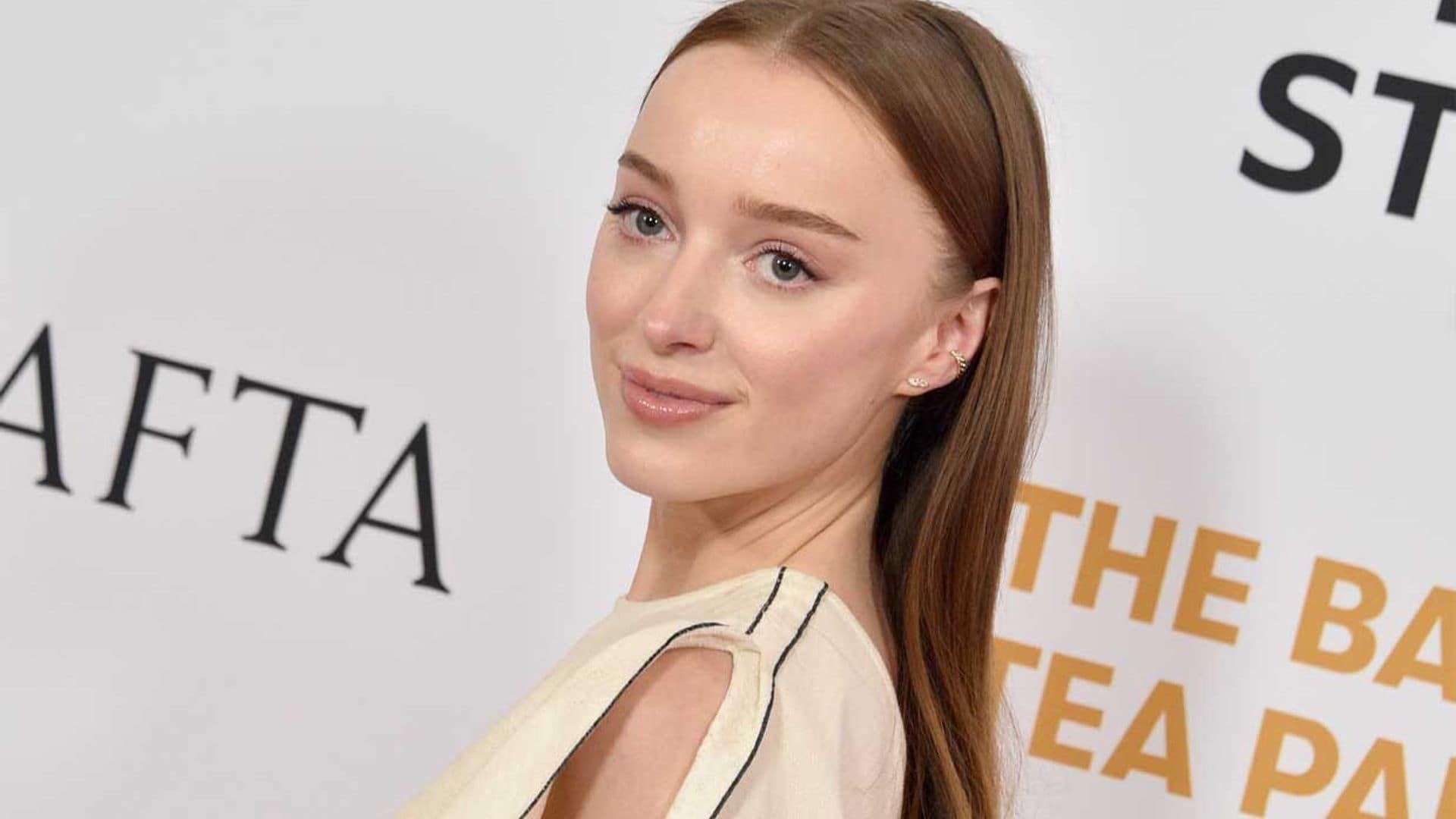 Phoebe Dynevor apuesta por Victoria Beckham para lucir el mejor look de invitada de la fiesta de los BAFTA