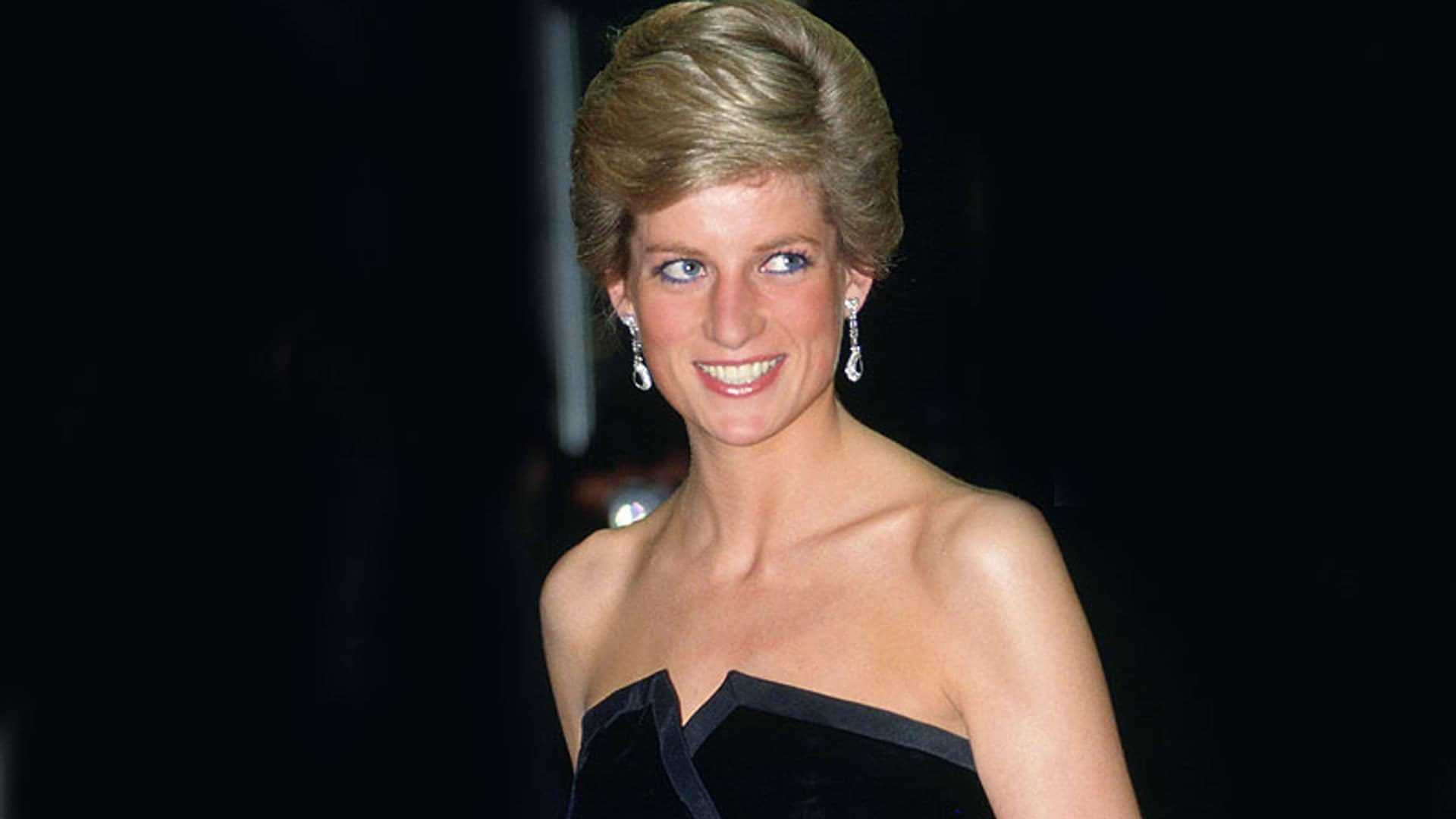 La historia del vestido con el que Diana de Gales inició su nueva era y que se expone en la casa ¡HOLA!