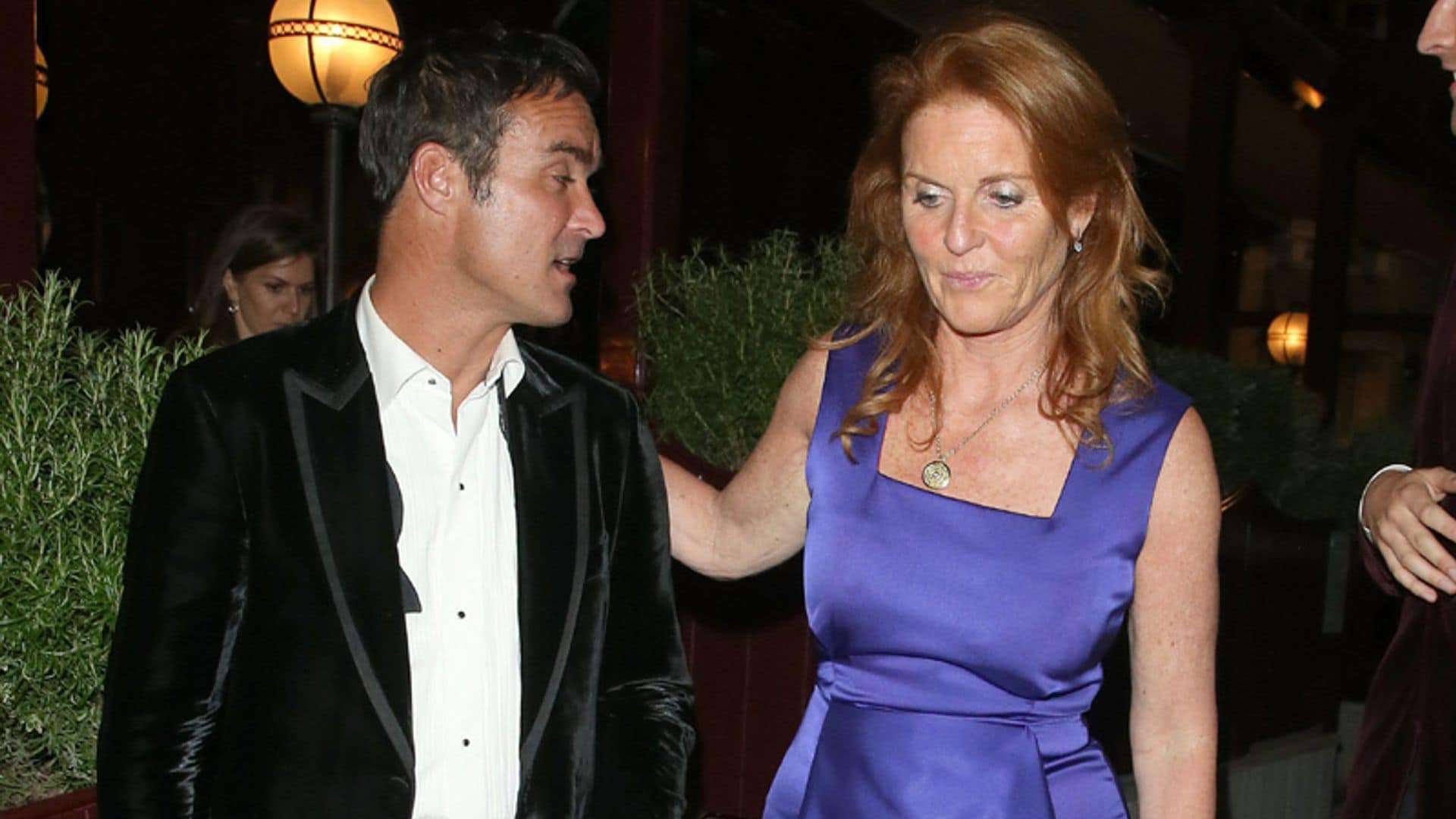 Sarah Ferguson disfruta de la noche de Londres en la buena compañía de sus hijas y su buen amigo Manuel Fernández