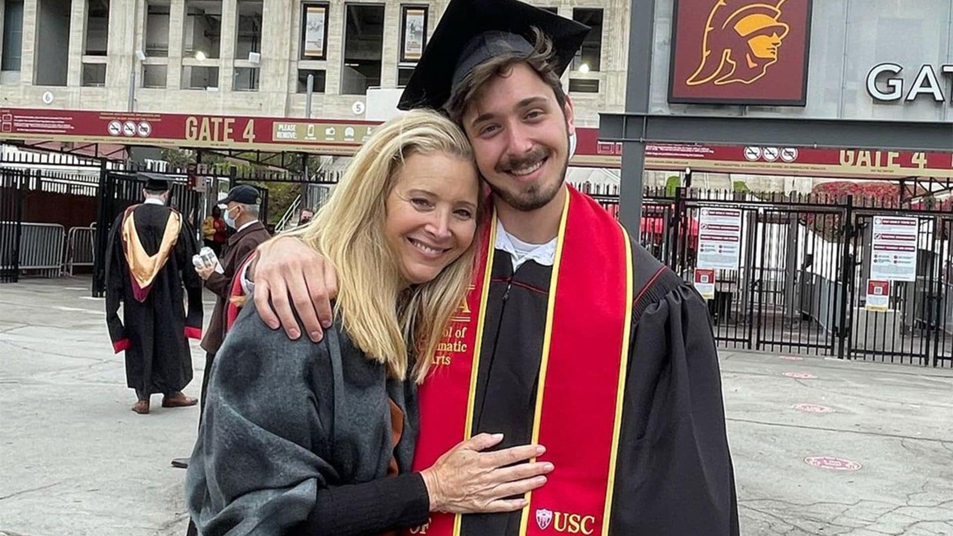 Lisa Kudrow, muy emocionada en la graduación de su hijo