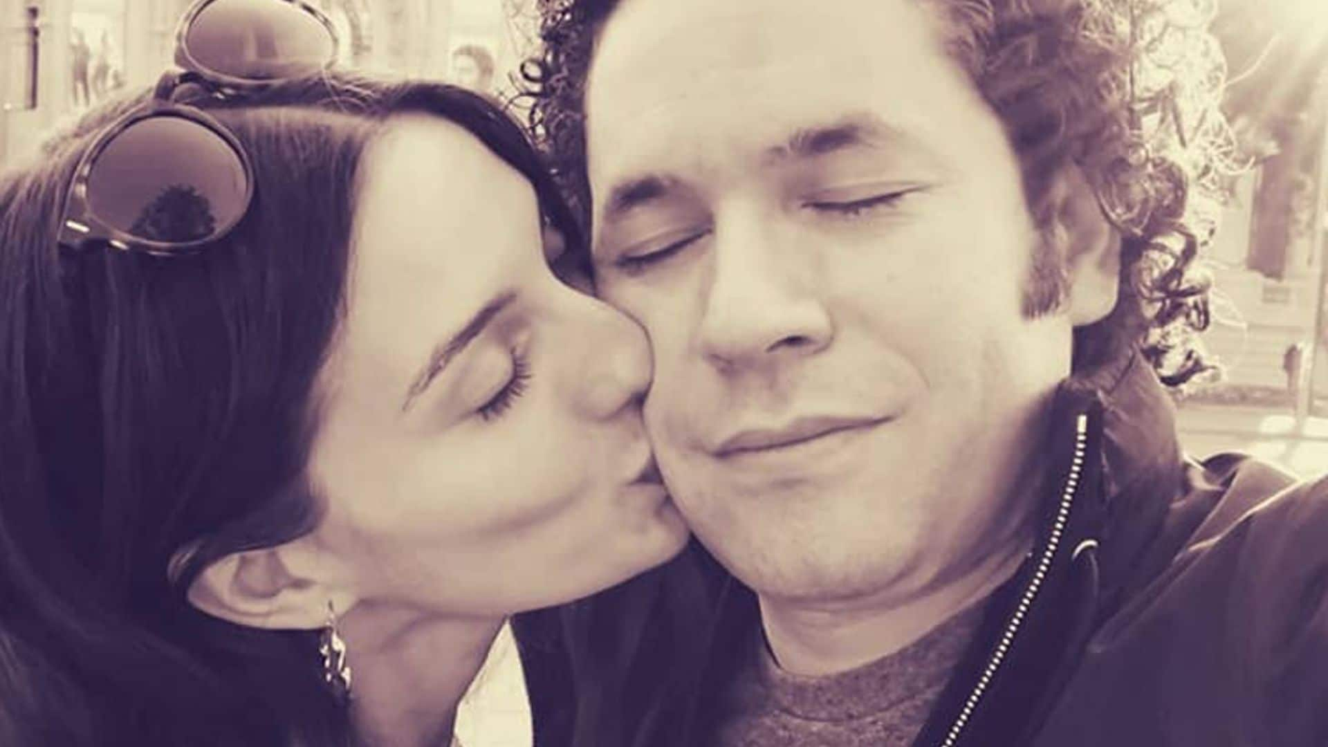 La declaración de amor con beso incluido de María Valverde a Gustavo Dudamel