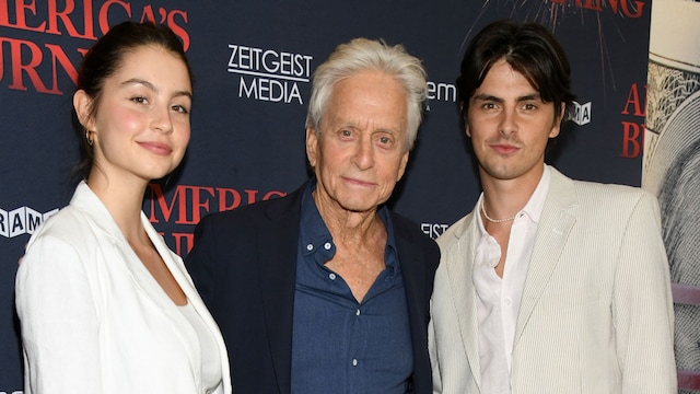 Michael Douglas con sus hijos Dylan y Carys en la premiere de 'America's Burning' en Nueva York el 10 de julio de 2024 