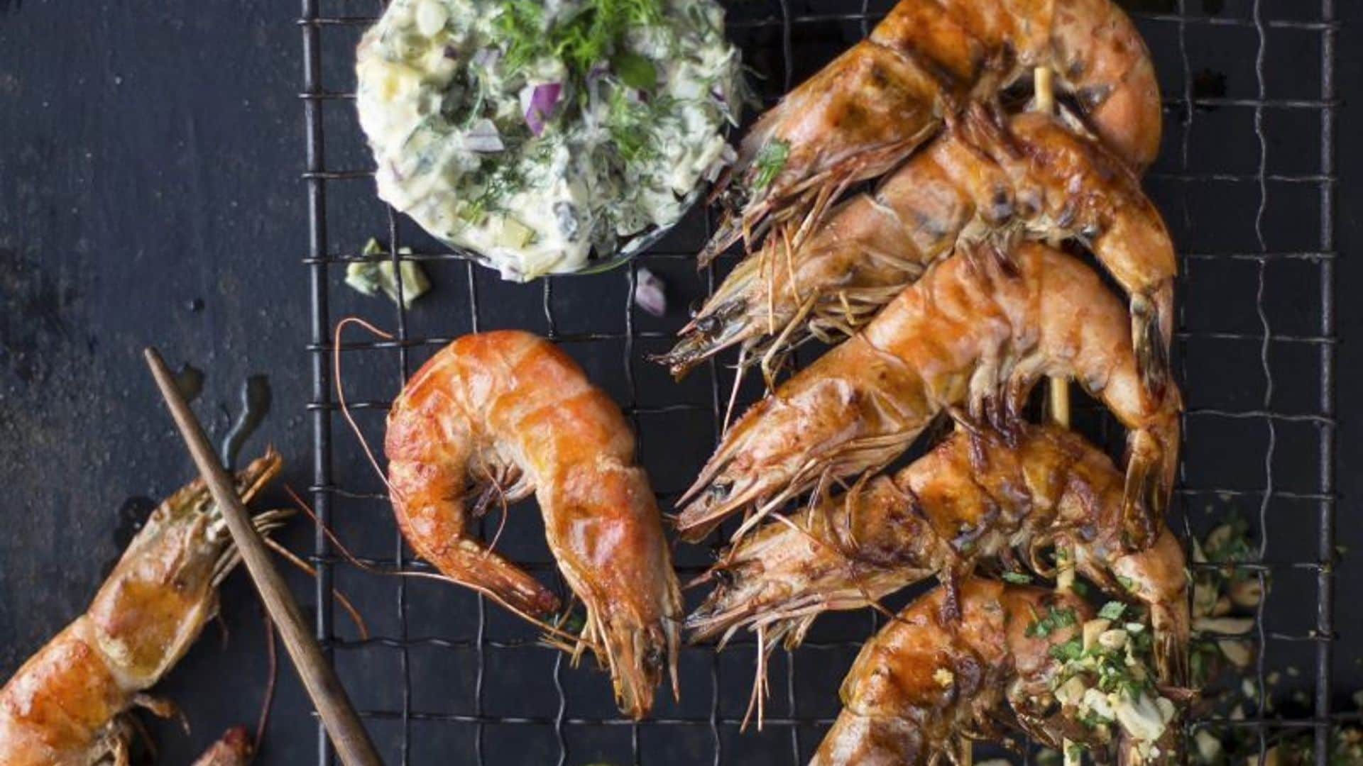 Brocheta de gambas a la brasa con salsa tártara