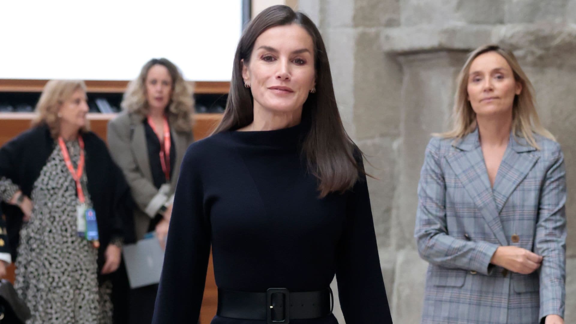 El look fácil e ideal de la reina Letizia con vestido de punto y botas altas de tacón