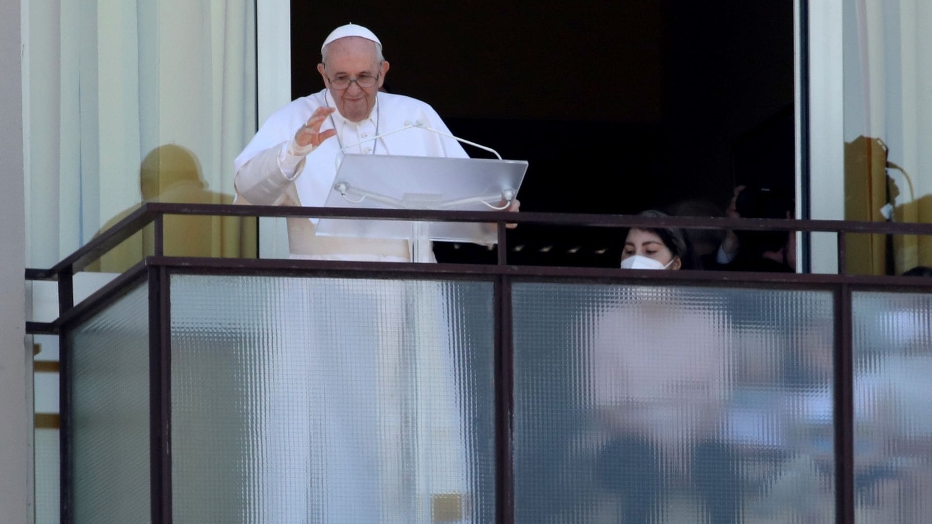 El Papa Francisco reaparece una semana después de su operación de colon