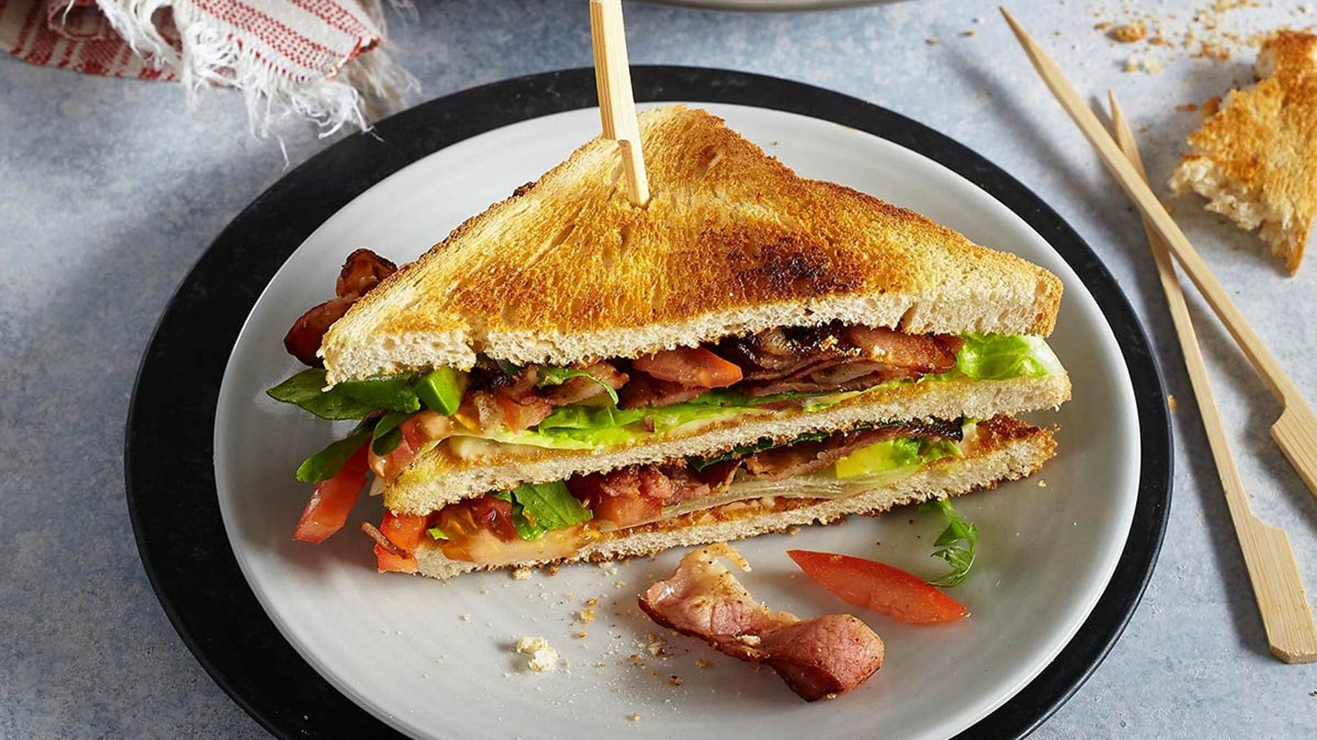 sandwich blt con bacon tomate lechuga y aguacate