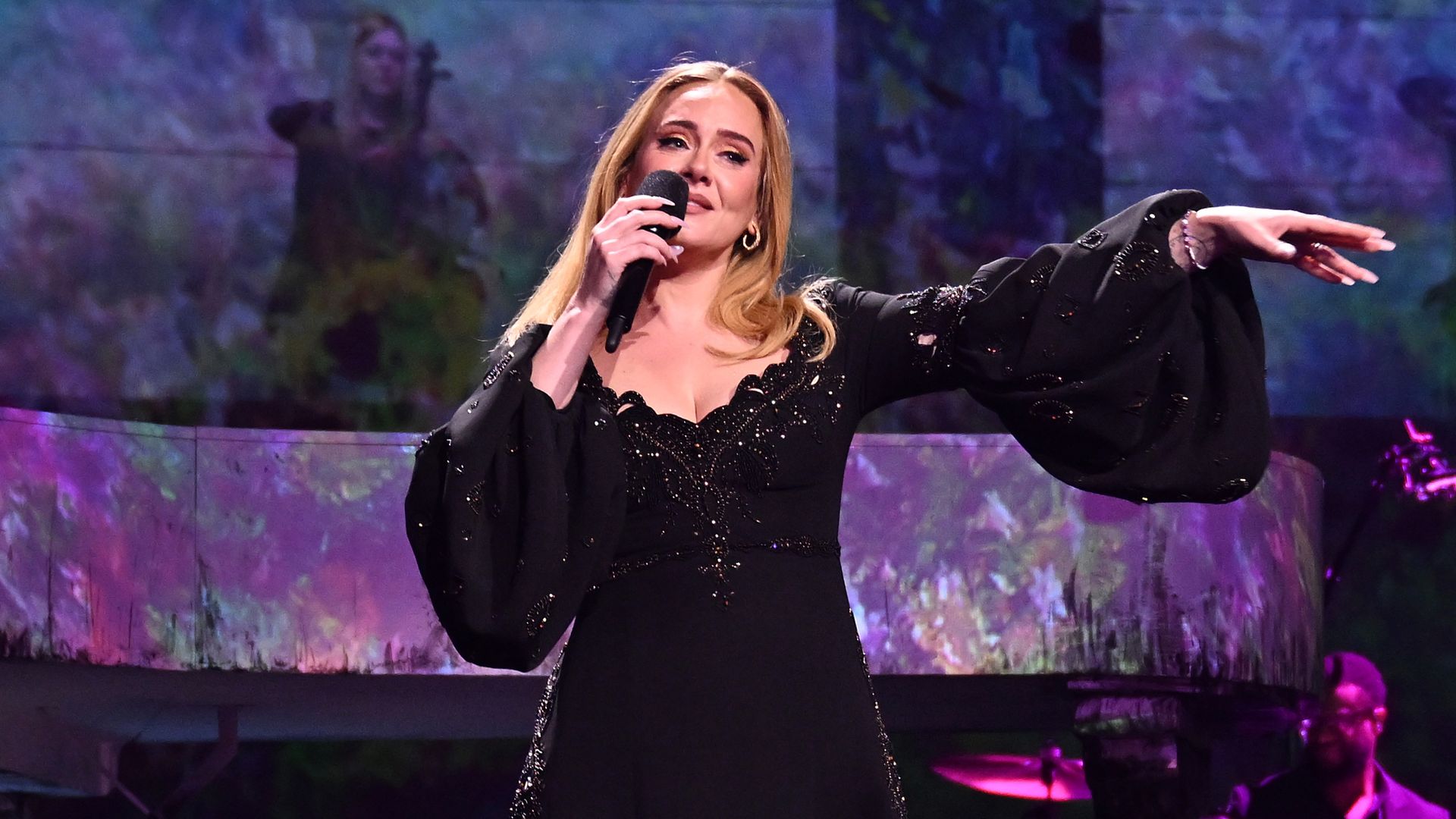 El vestido 'boho' con el que Adele se despide de los escenarios: un diseño francés con 890 horas de trabajo