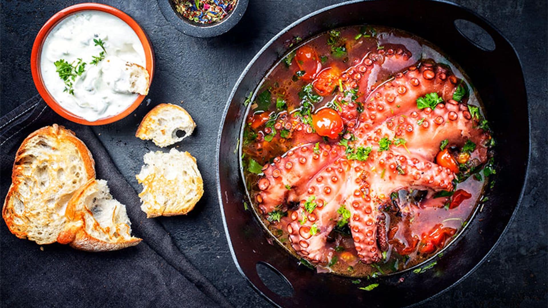 Pulpo braseado y guisado en salsa de tomates y Ouzo