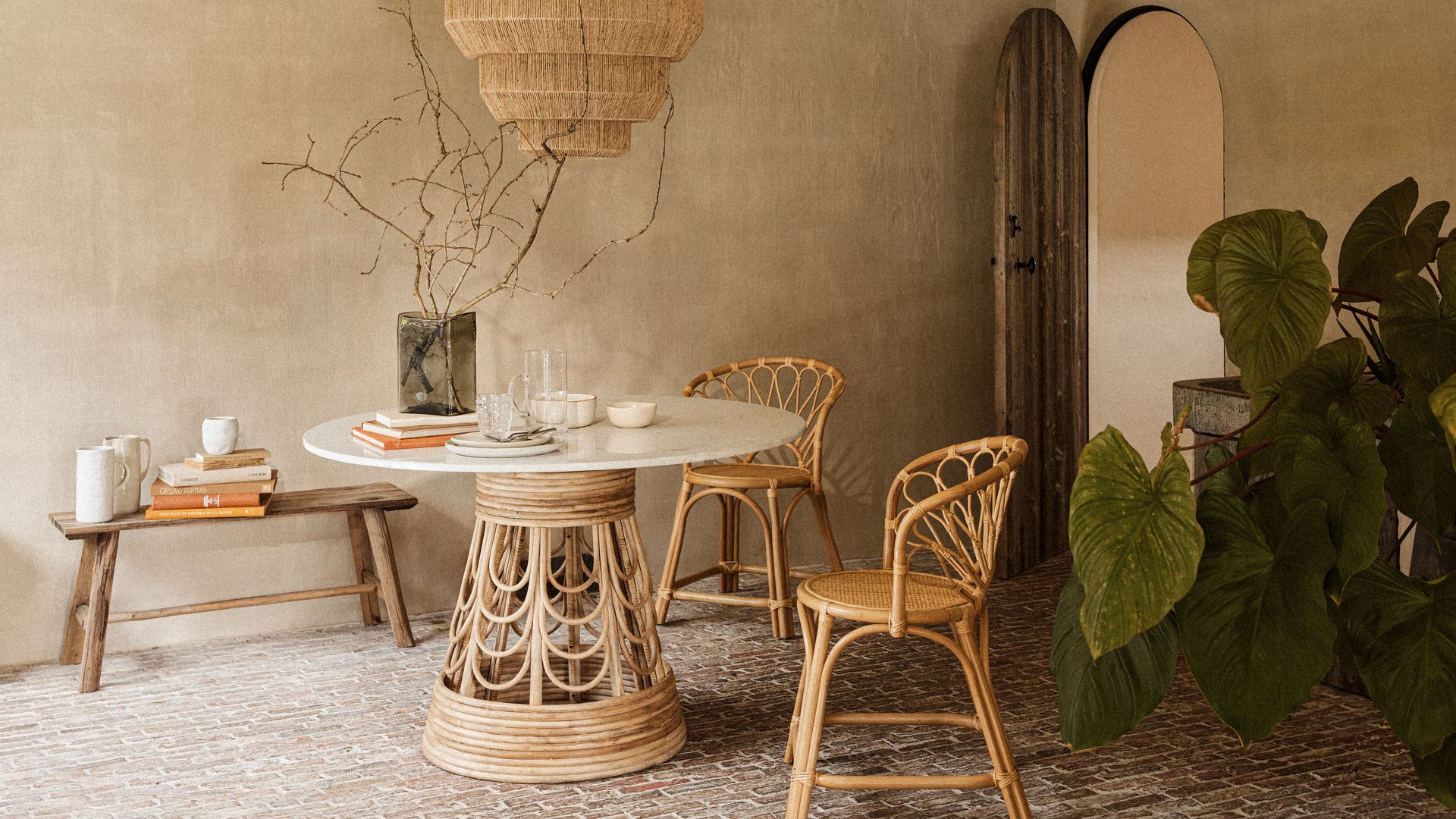 Comedor con sillas, mesa y lámpara de fibras naturales