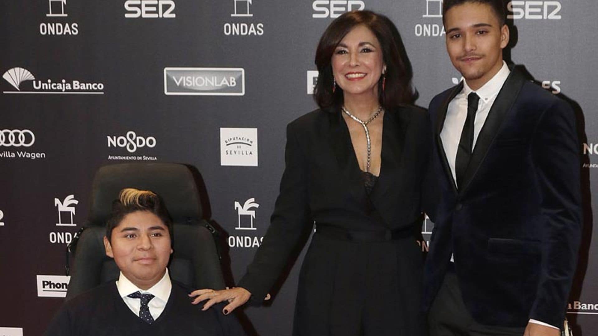 Isabel Gemio, arropada por sus dos hijos durante la entrega de los Premios Ondas