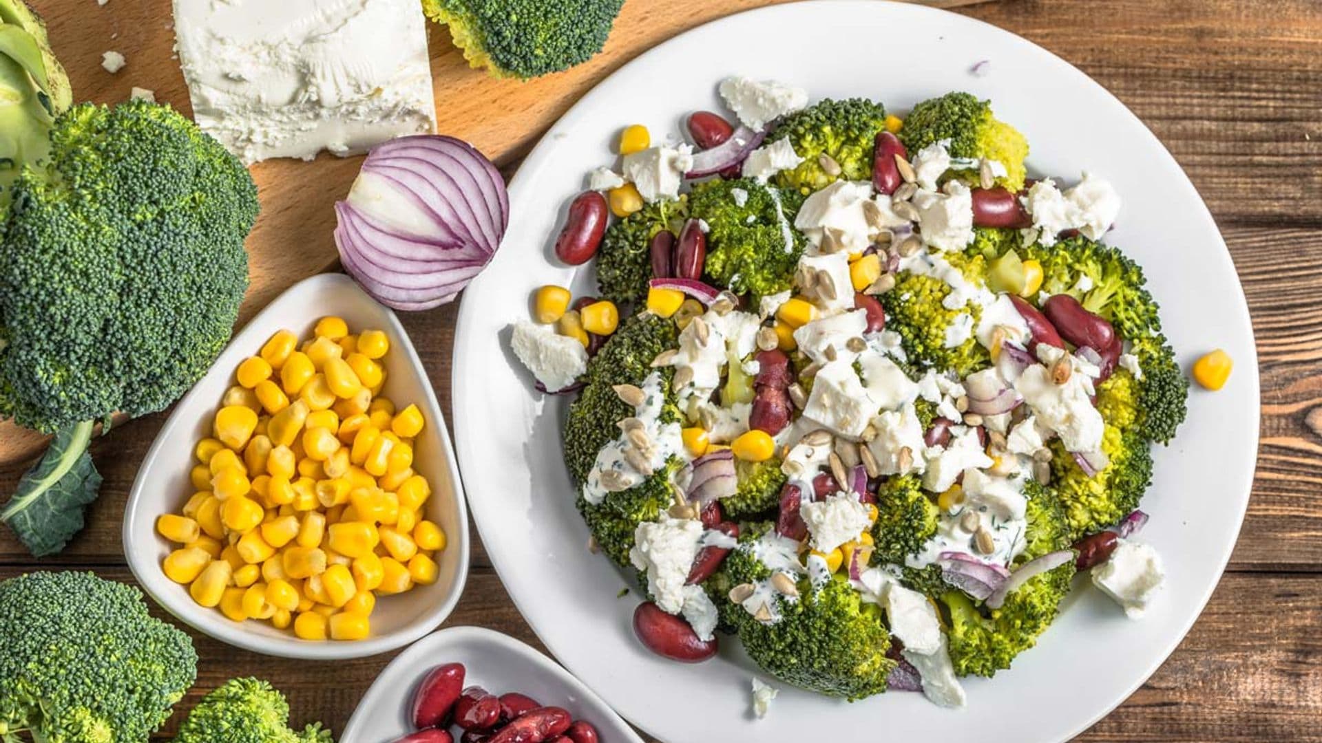 Ensalada de brócoli con queso feta, alubias y pipas