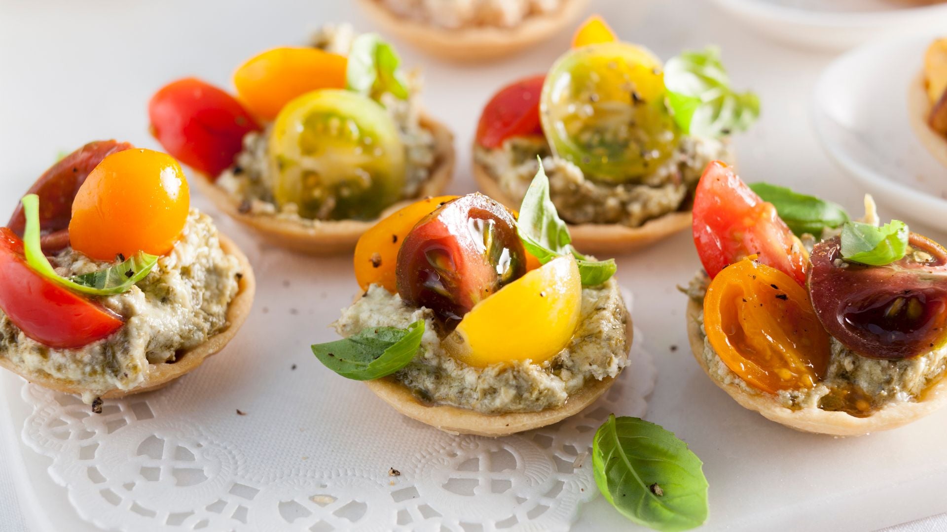 Tartaletas de queso crema al pesto con tomate