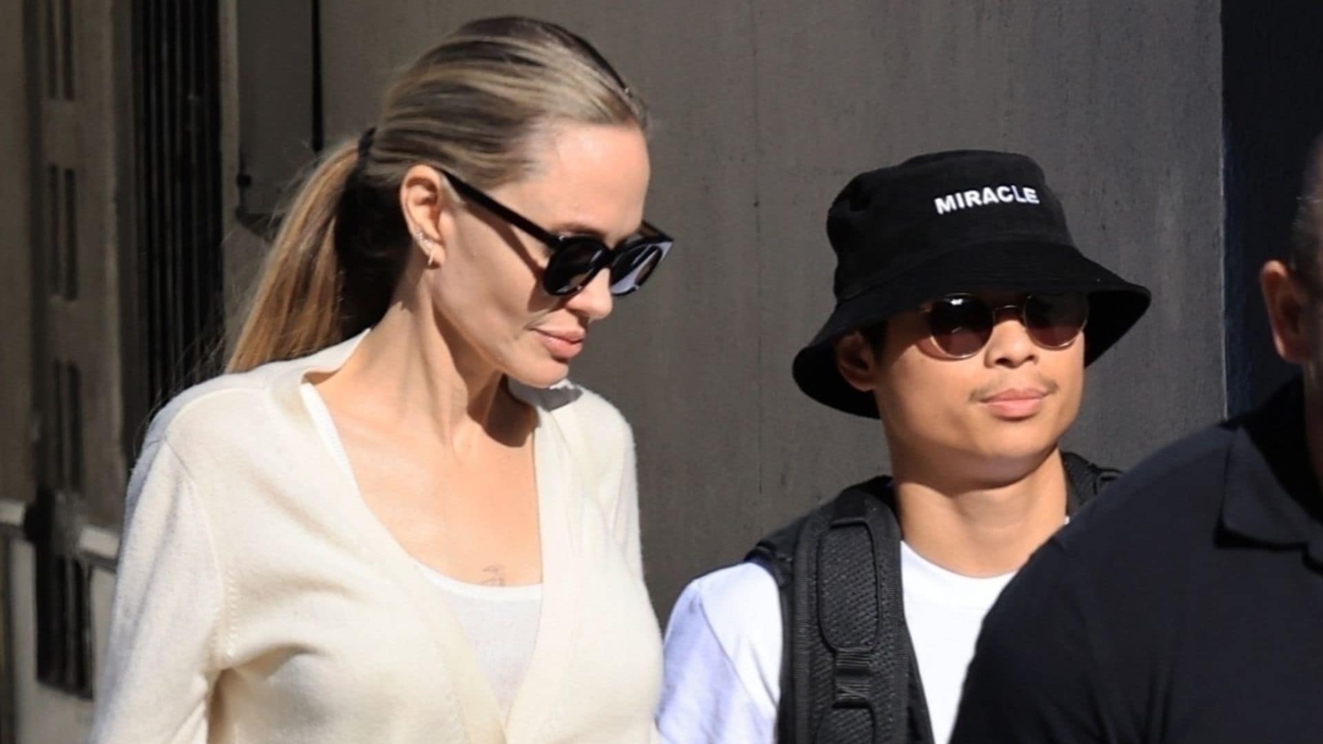 Angelina Jolie reaparece en Los Ángeles junto a su hijo Pax tras su aparatoso accidente