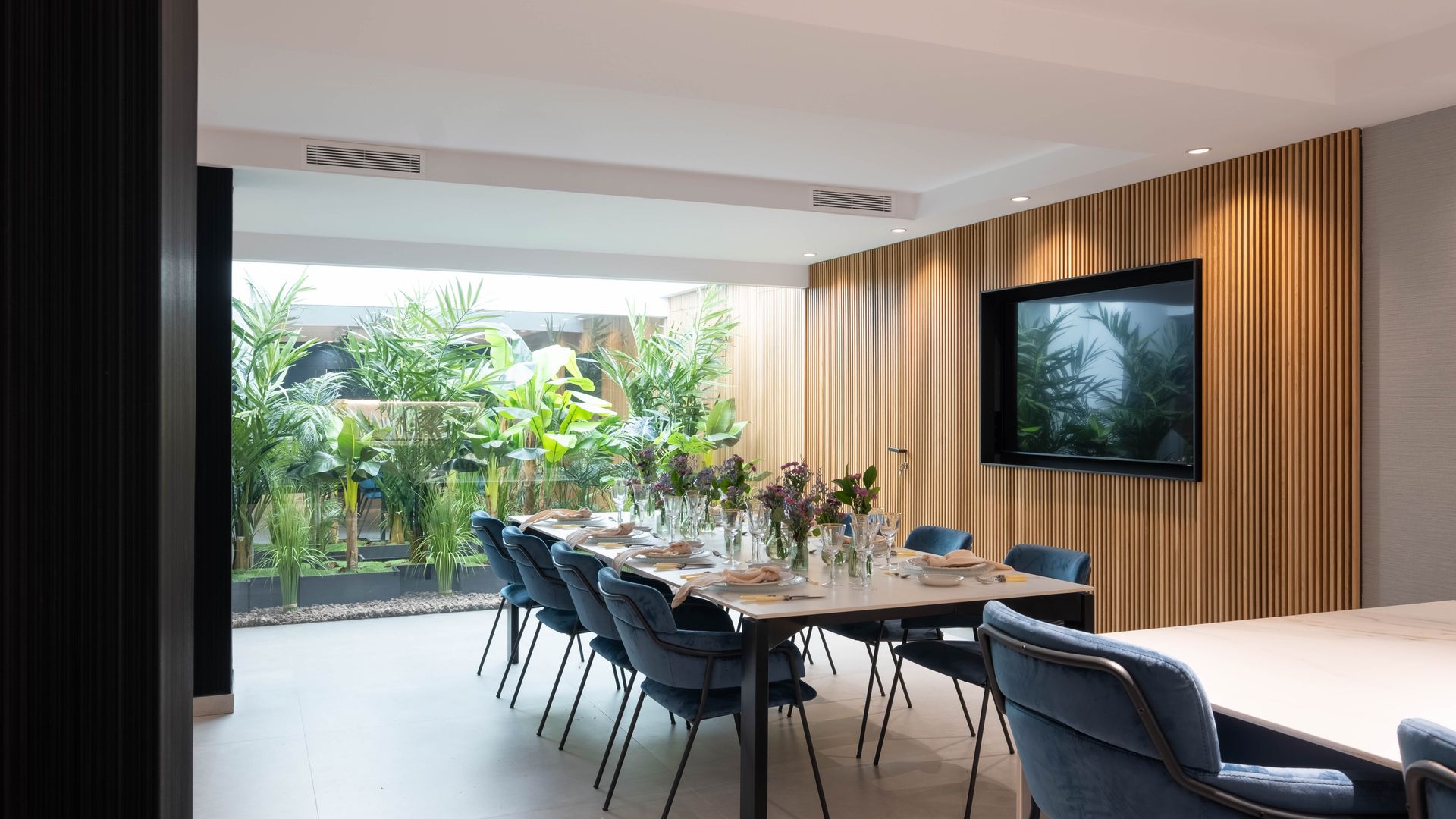 Comedor con vista al jardín