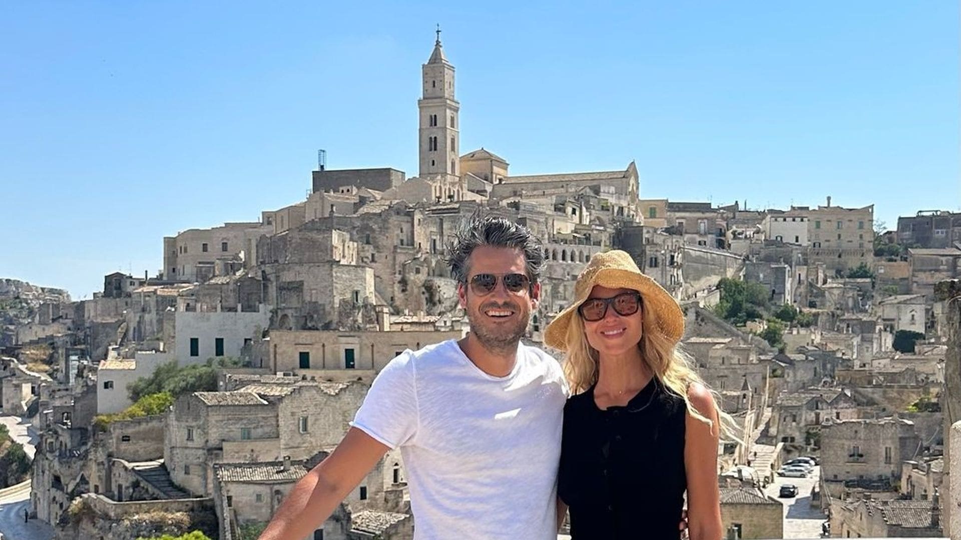 Como hace mucho no lo hacía, Vanessa Huppenkothen posa con su esposo desde Italia