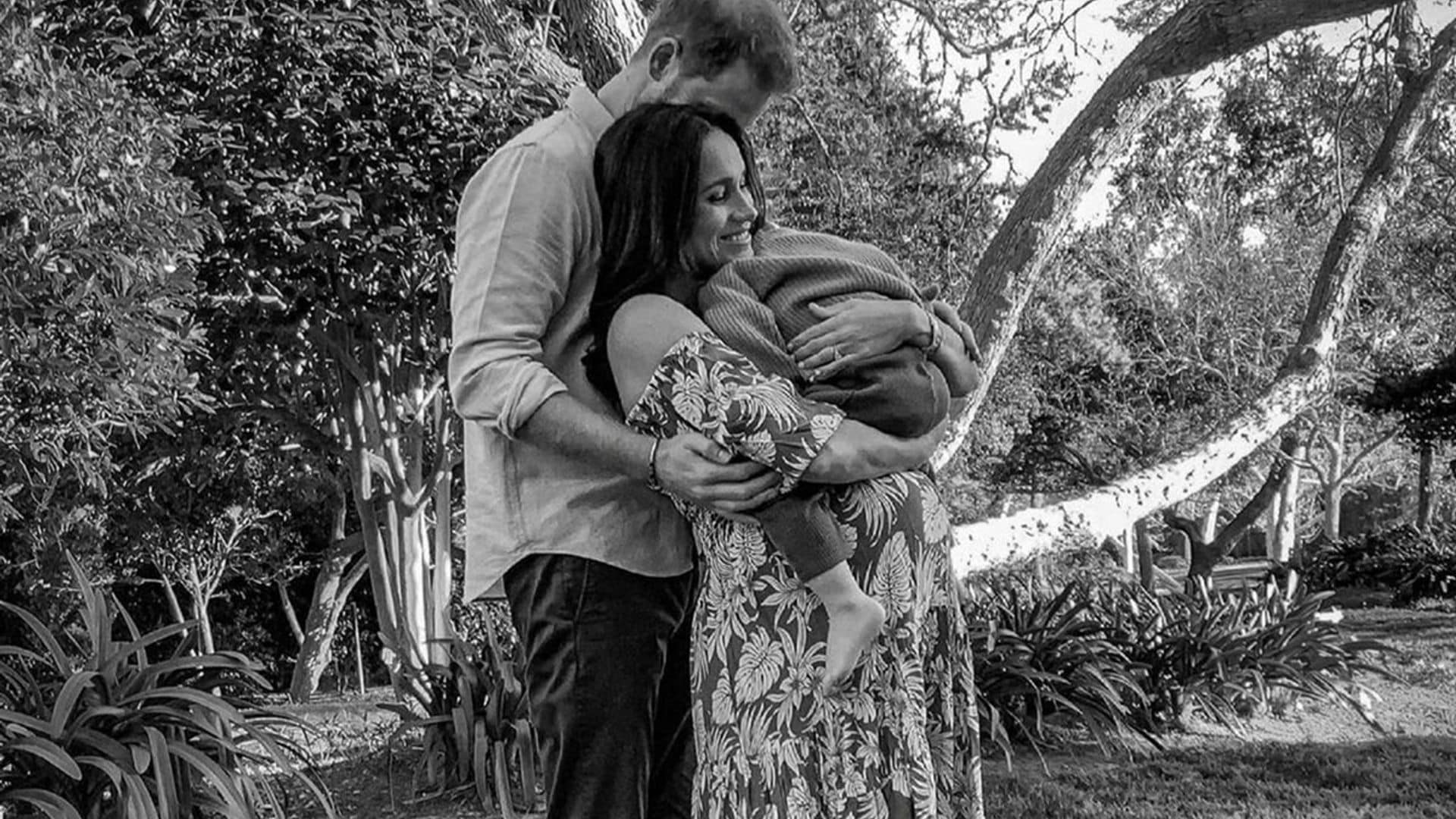 pr ncipe harry y meghan markle anunciando su segundo embarazo con archie en brazos foto en blanco y negro 