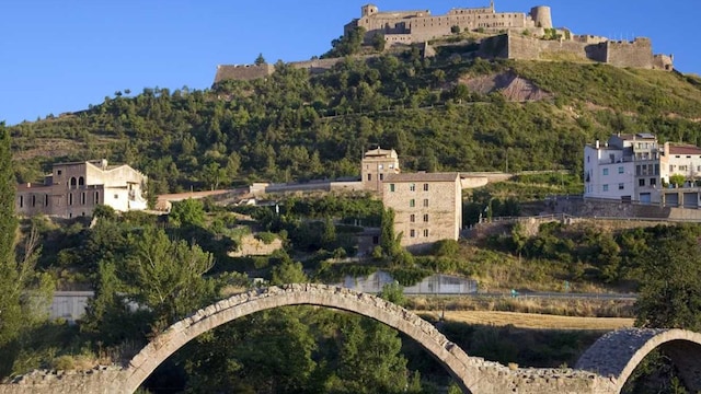 panoramica del bonito pueblo de cardona en la provincia de barcelona