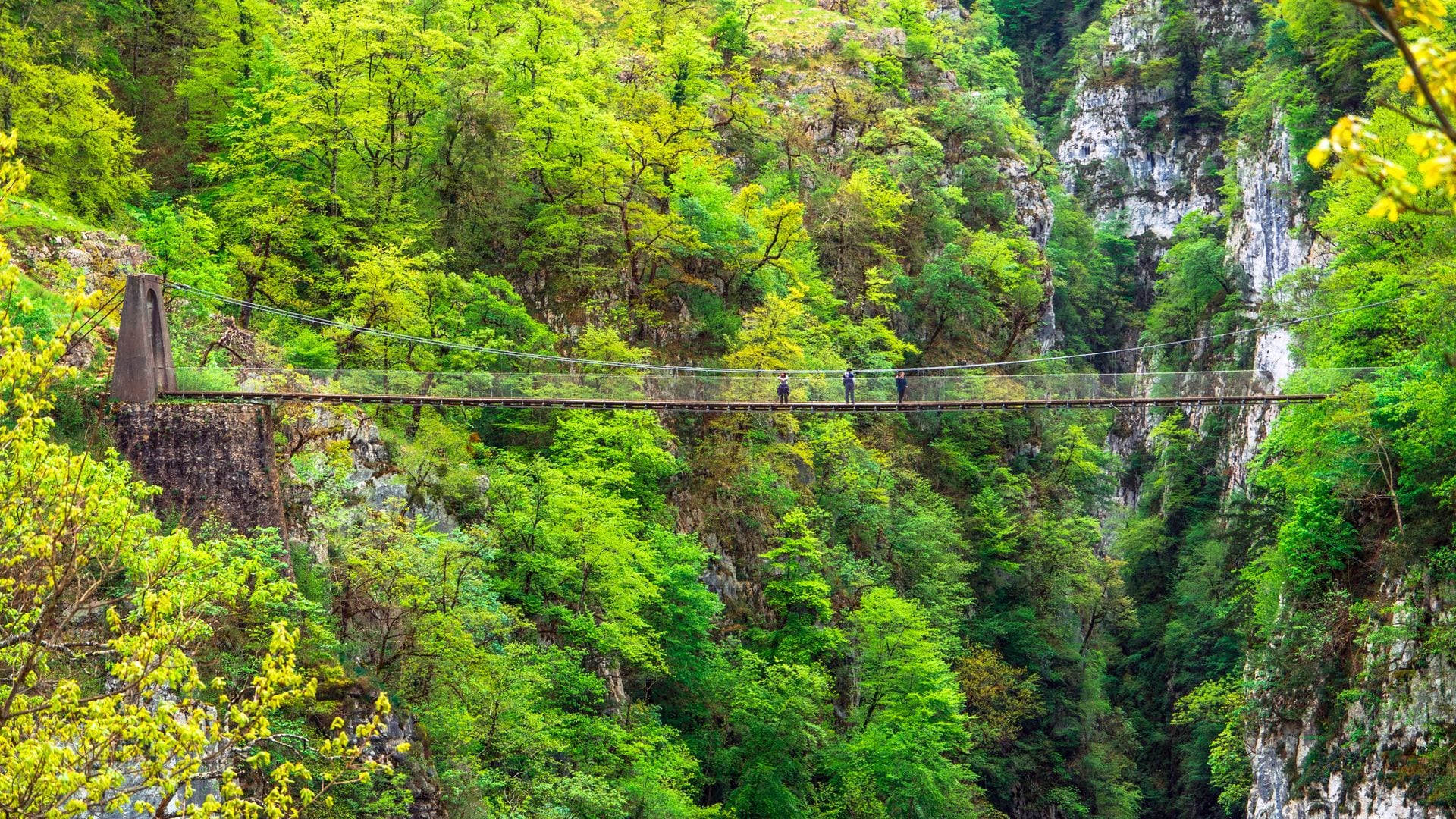 3 rutas por pasarelas y barrancos de los Pirineos franceses que no te querrás perder