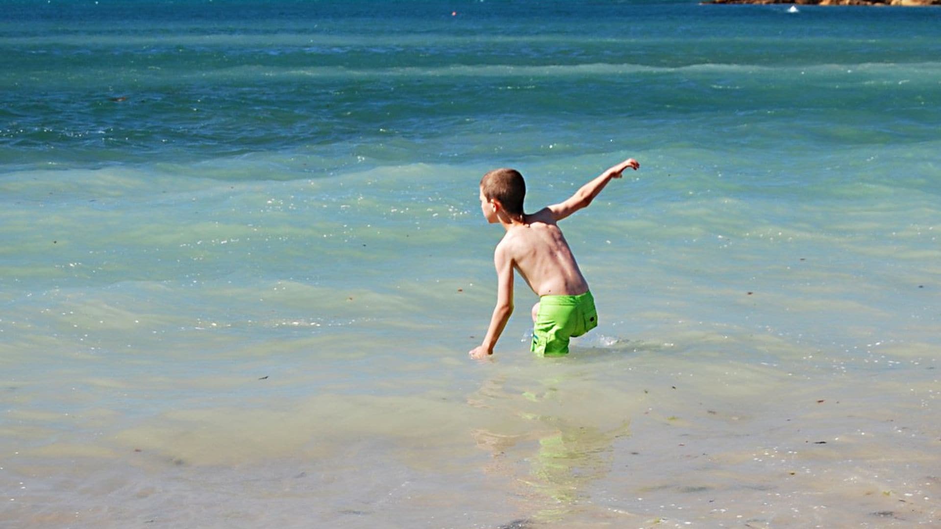 ni o ba ndose en la playa en verano 