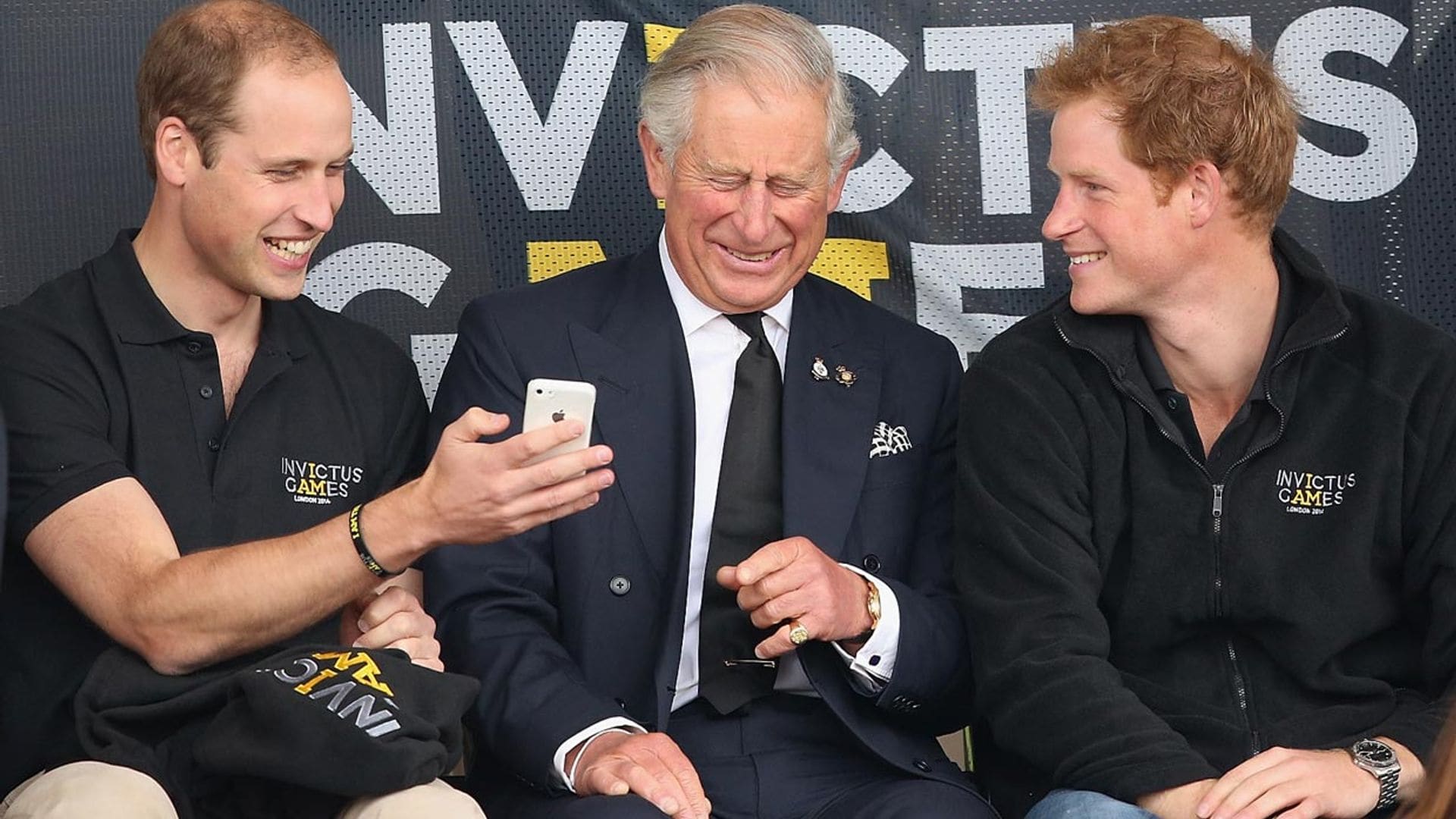 Los 'royals' británicos también tienen grupo de WhatsApp, ¿de qué hablan?