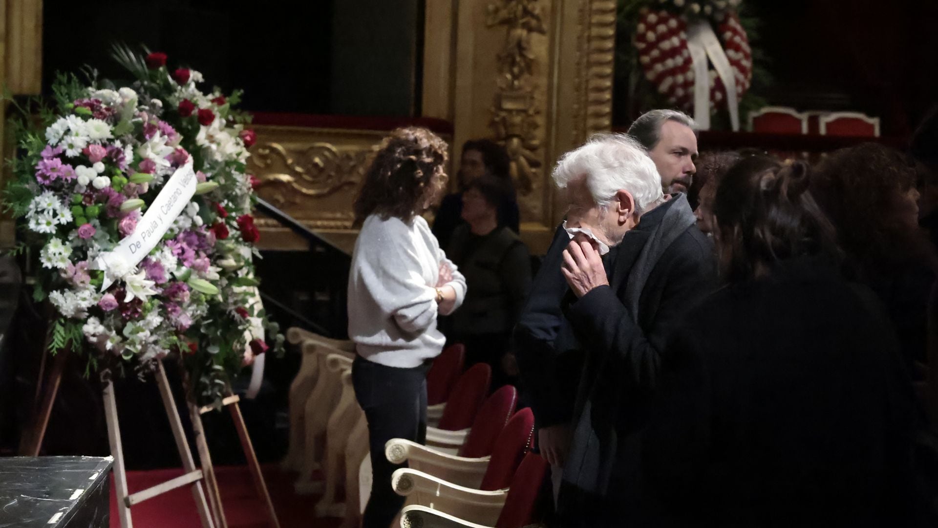 El último y multitudinario adiós a Marisa Paredes en su capilla ardiente en el Teatro Español