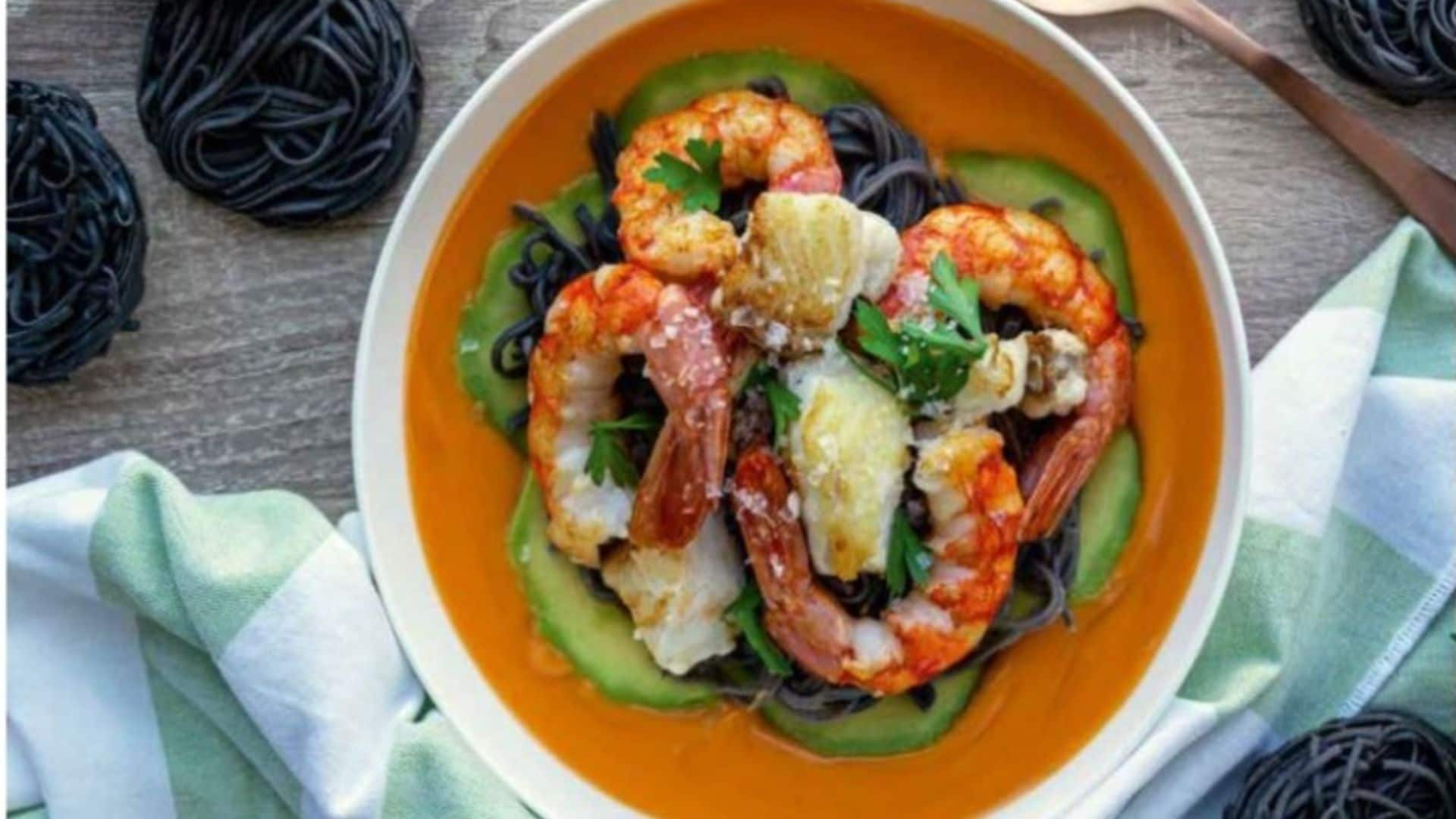 Espaguetis negros con gambas y salmorejo