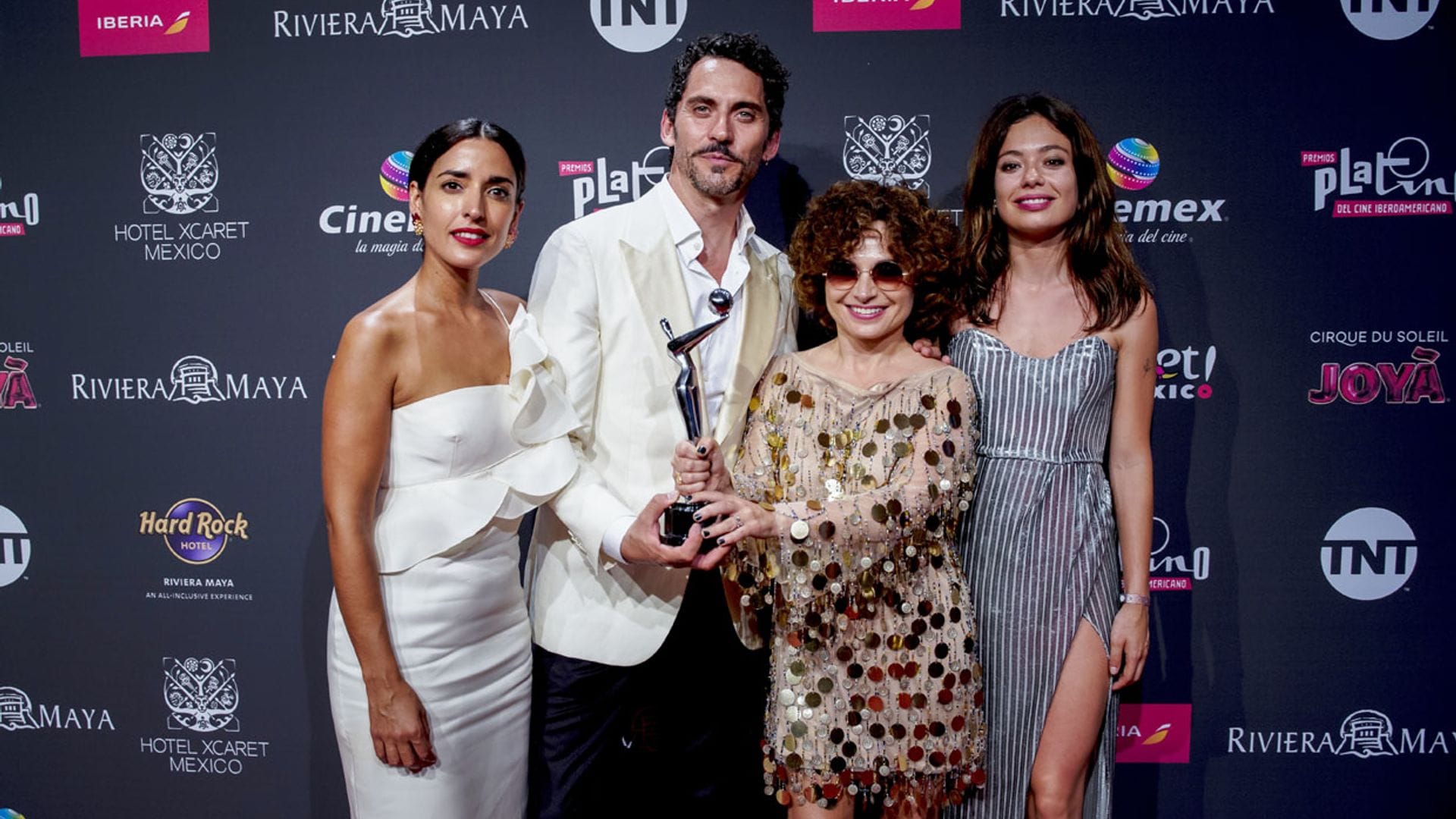 La emoción de Paco León, Inma Cuesta y Anna Castillo al ganar un Premio Platino por ‘Arde Madrid’