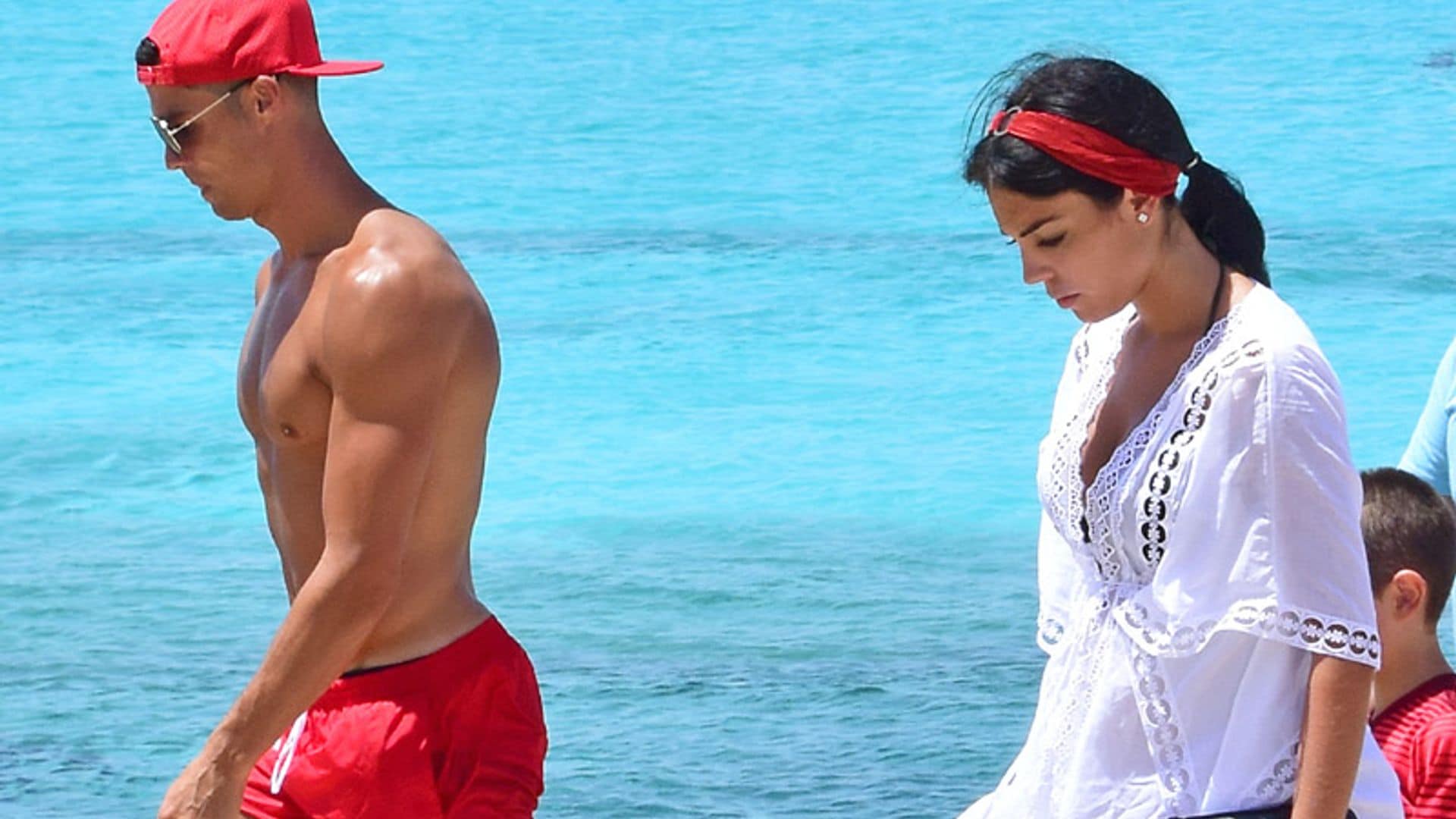 Cristiano Ronaldo y Georgina, coordinación total también en la playa