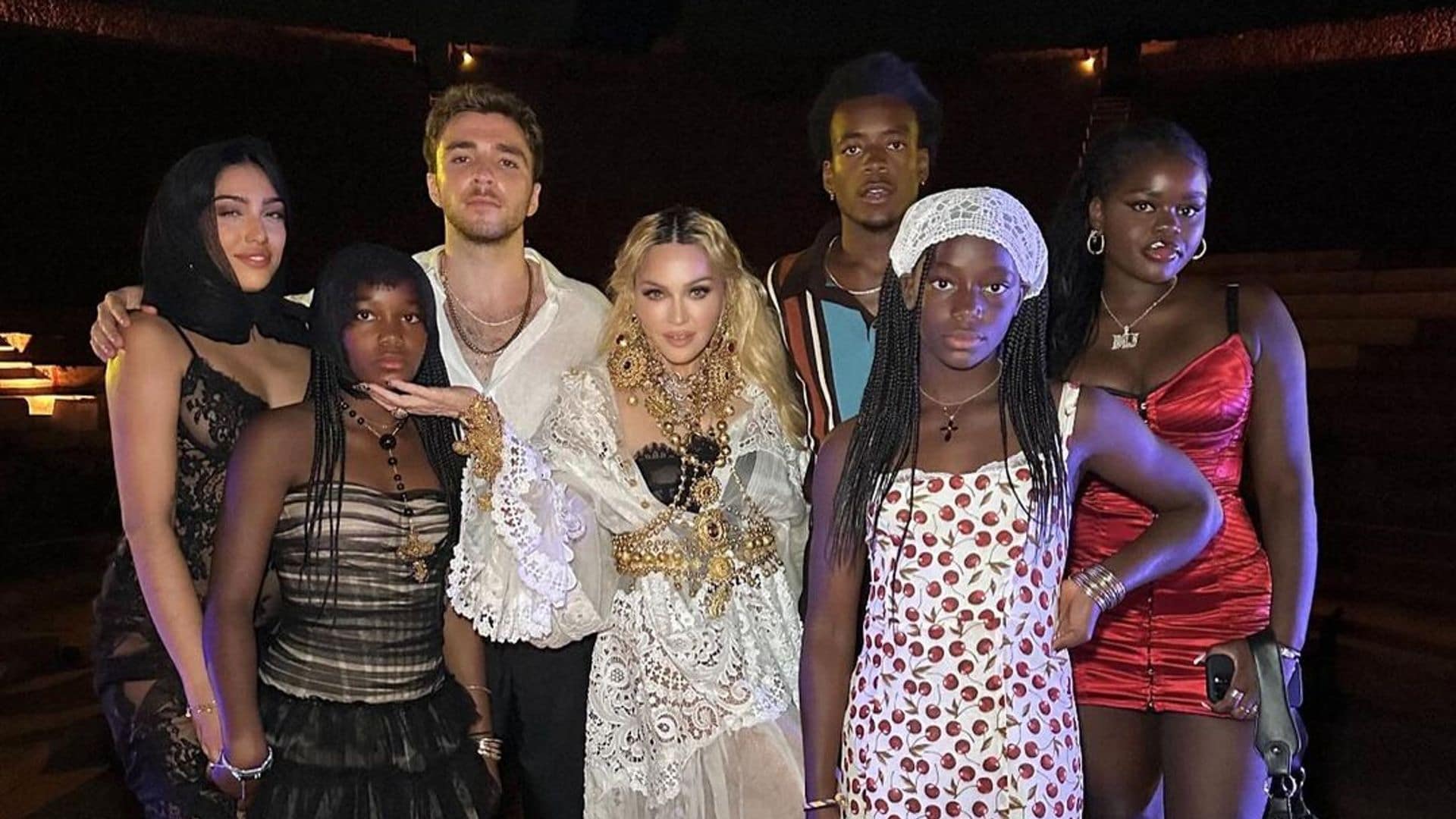 La original foto de Madonna junto a sus seis hijos con la que ha festejado por todo lo alto su cumpleaños en Pompeya