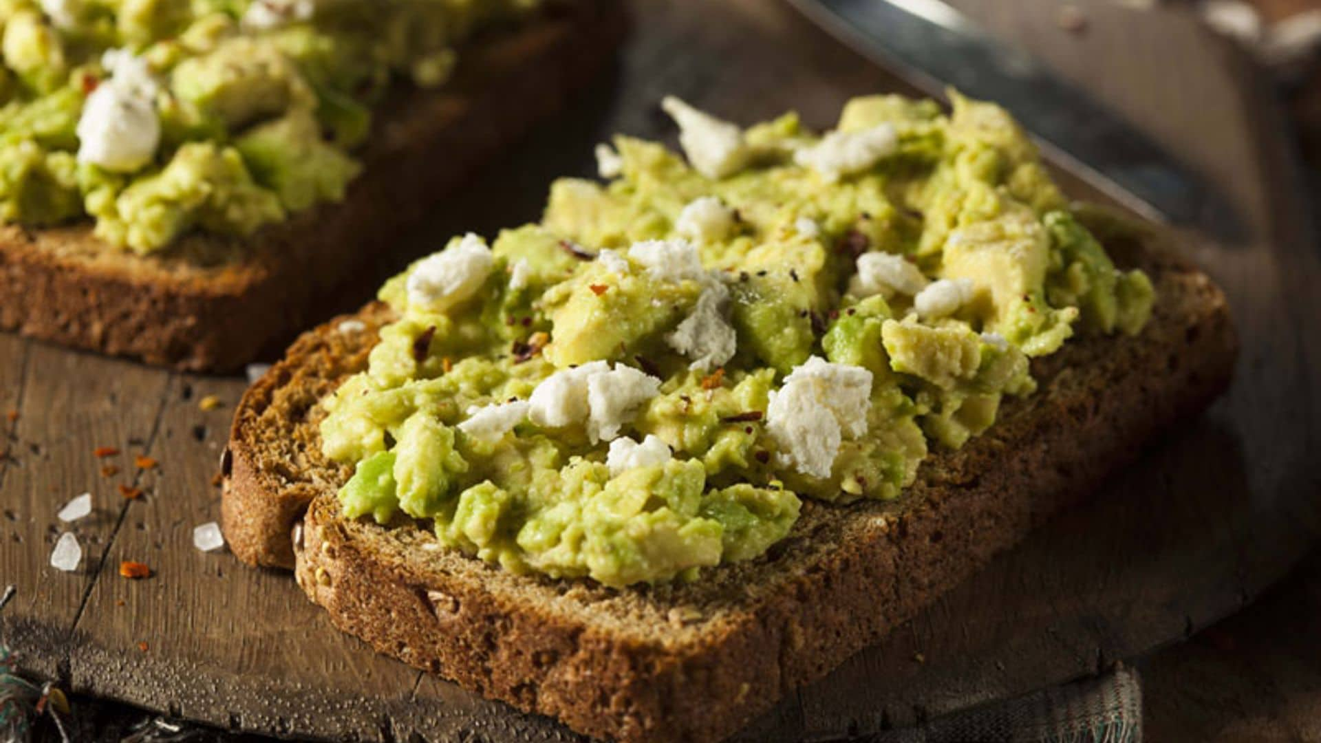 Revuelto de aguacate sobre tostada de trigo sarraceno