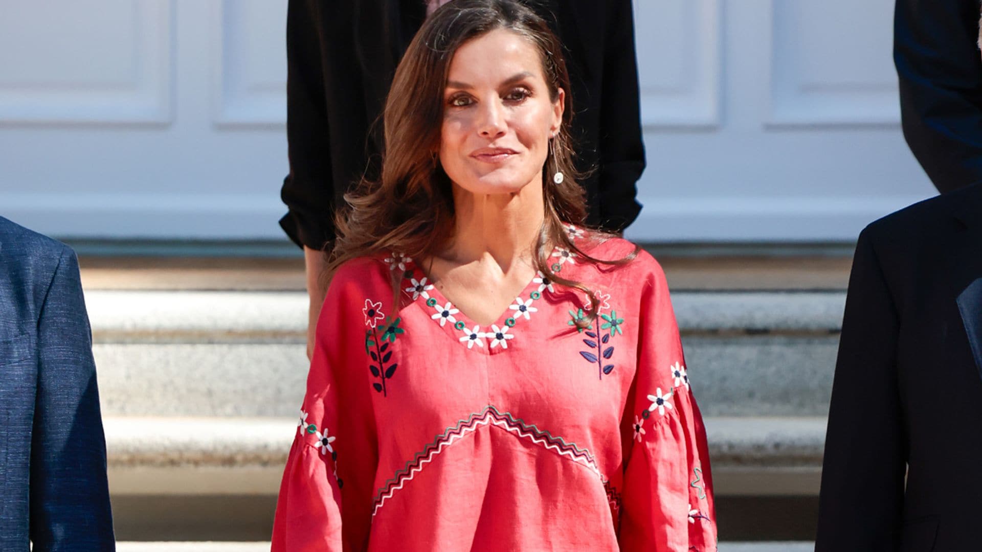 La reina Letizia estrena una nueva blusa de firma ucraniana con bordados florales