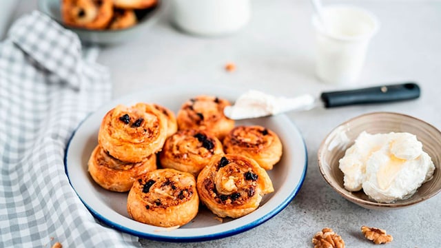 ruedas de pasas nueces parmesano