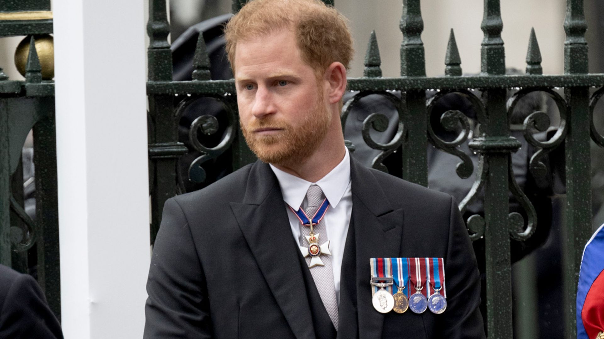 Así se hizo el traje parisino que llevó el príncipe Harry en la coronación de su padre, Carlos III