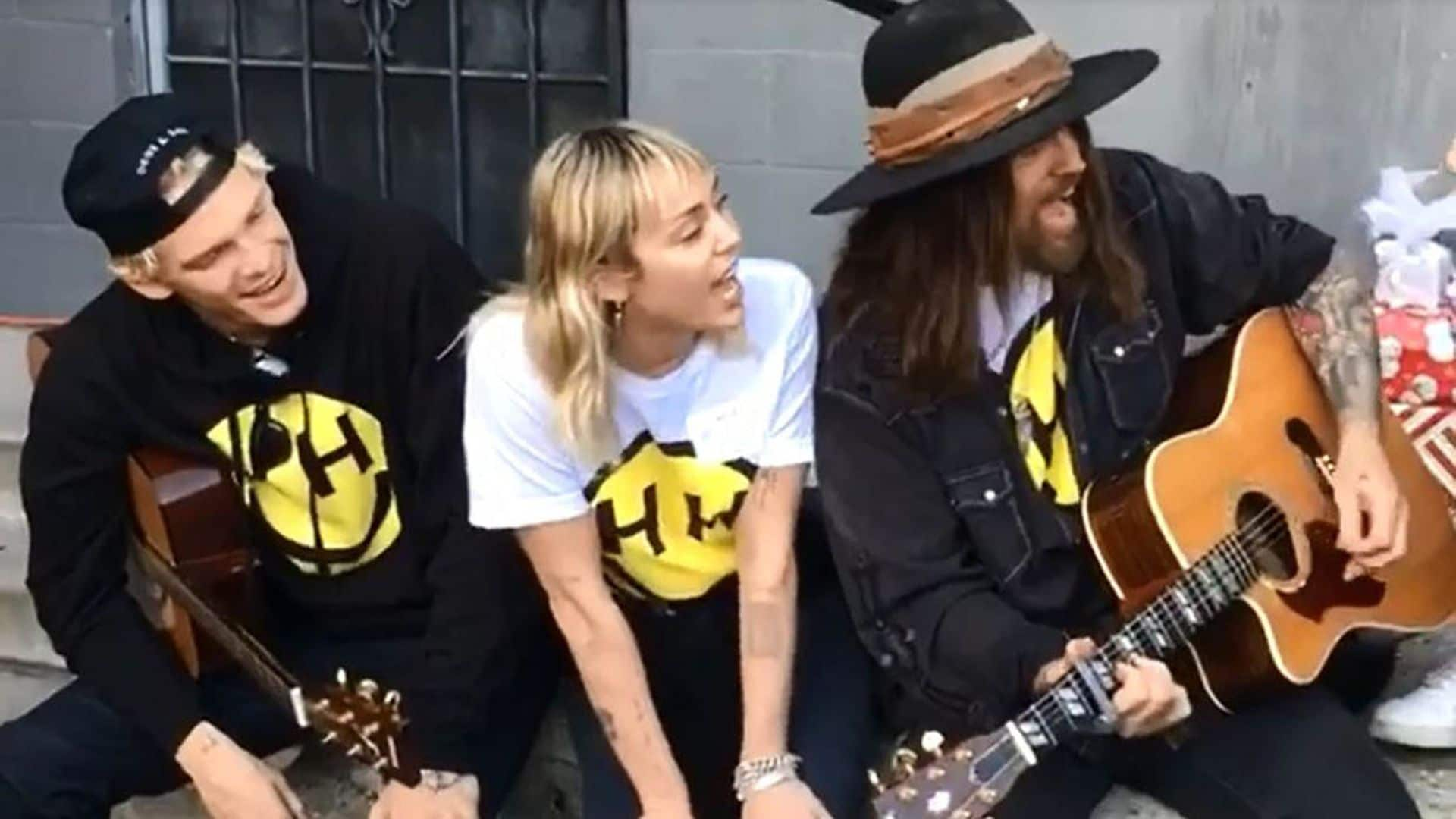 ¡Lo nunca visto! Miley Cyrus, su padre y su novio han formado nuevo trío musical