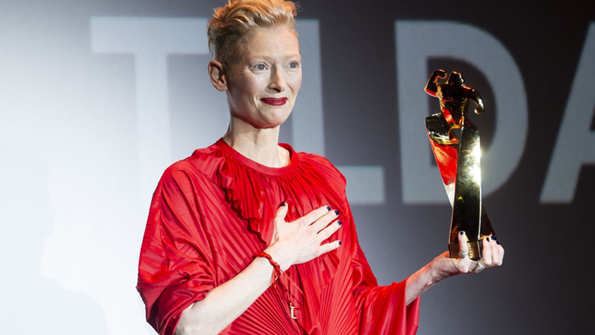 Tilda Swinton recibe el premio honorífico de Sitges en el día de la muerte de su padre