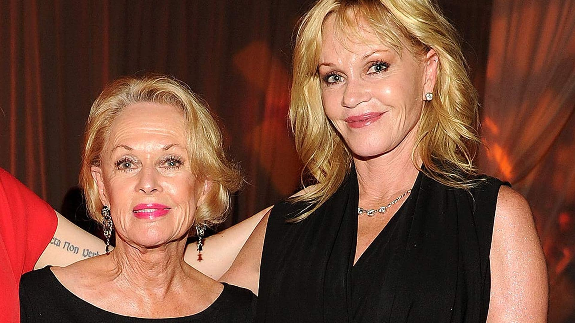 Melanie Griffith presume de madre, espectacular a sus 90 años