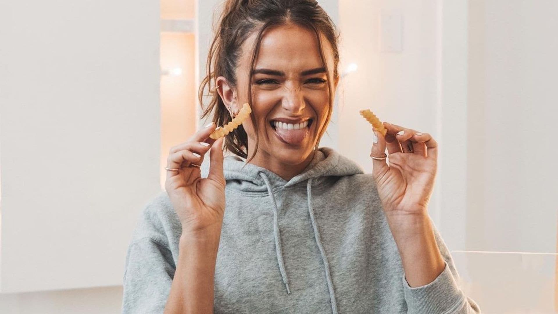 Helen Owen tomando patatas fritas 